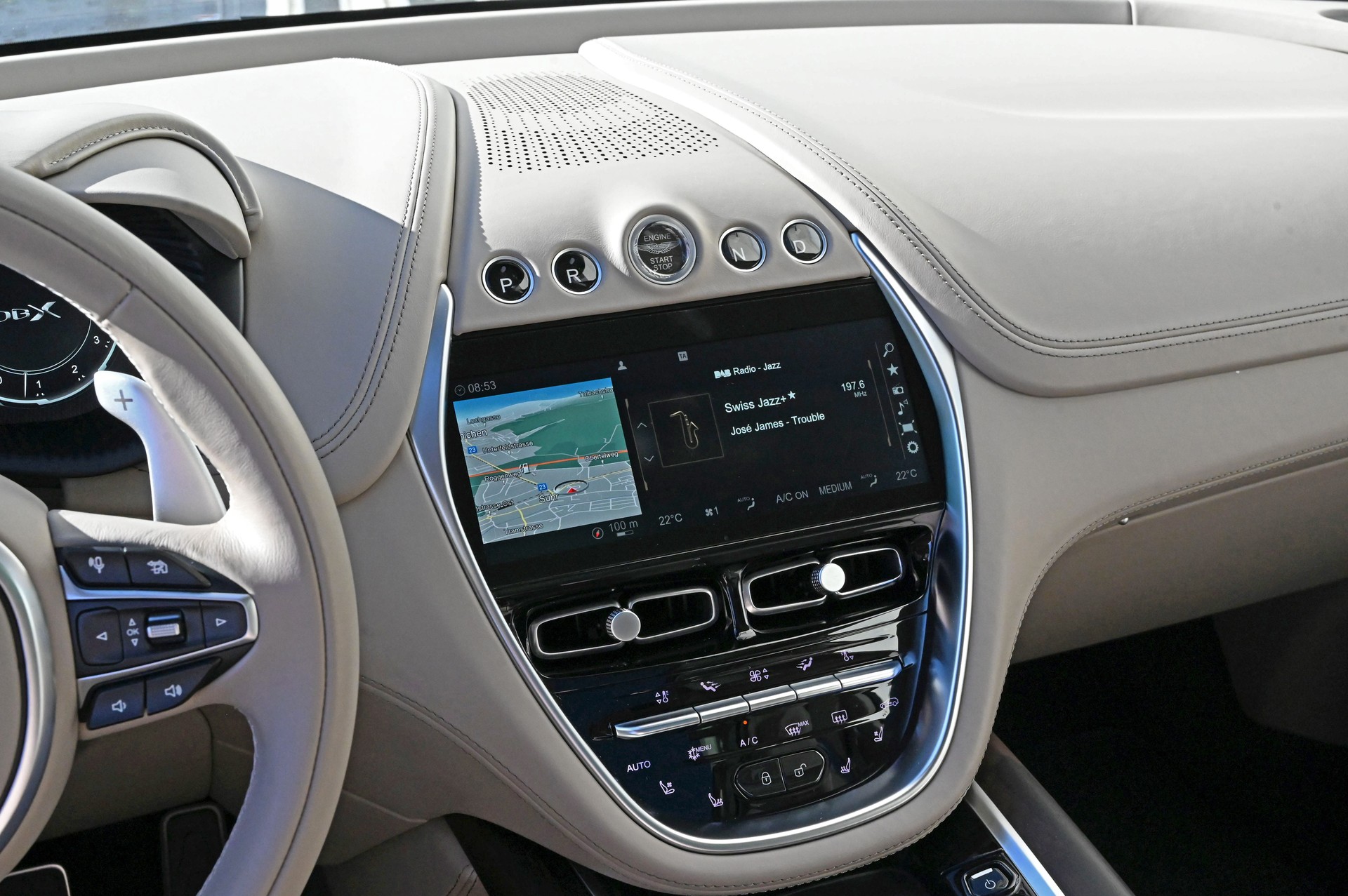 ASTON MARTIN DBX 4.0 V8-image-17