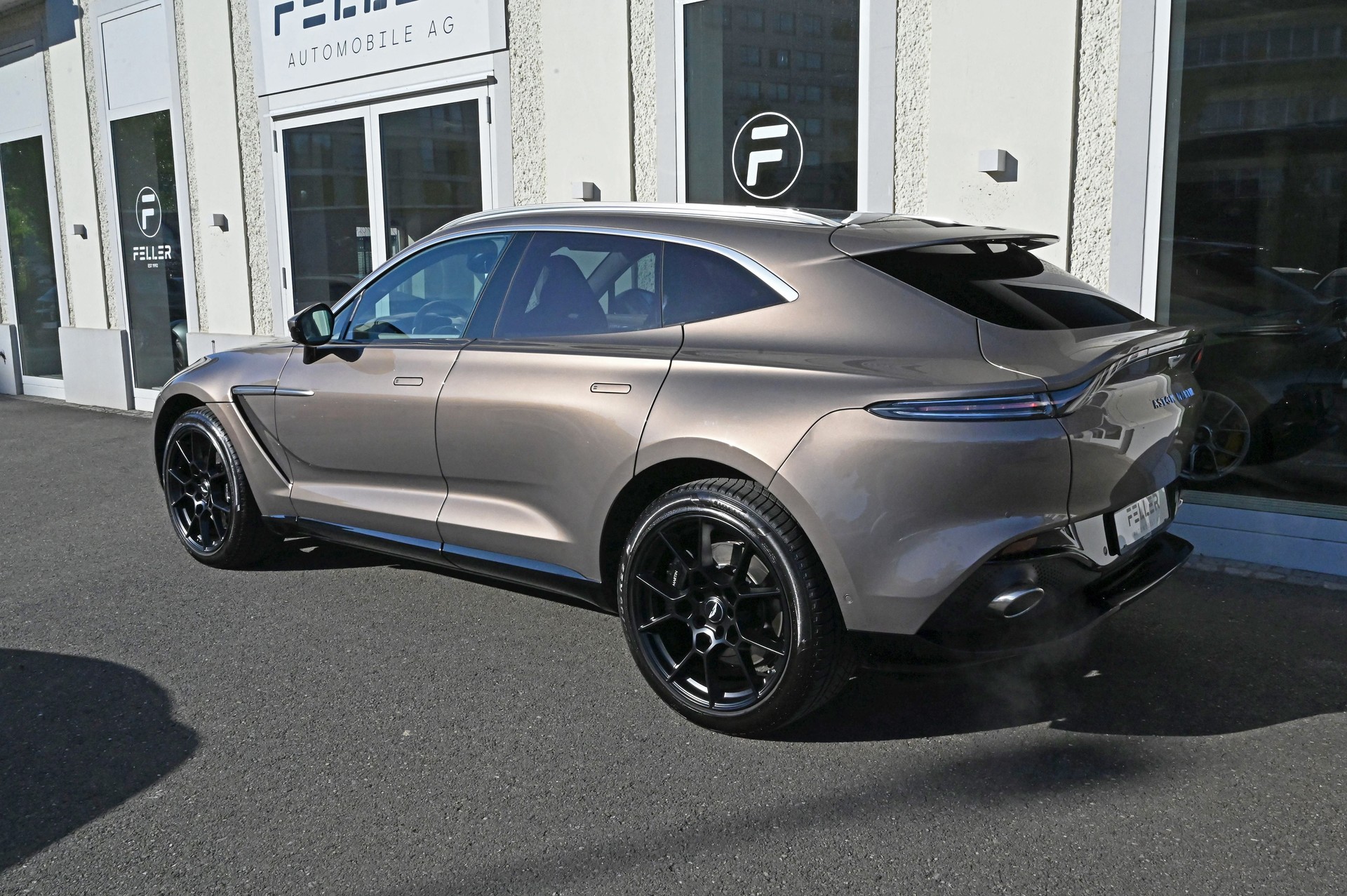ASTON MARTIN DBX 4.0 V8-image-5