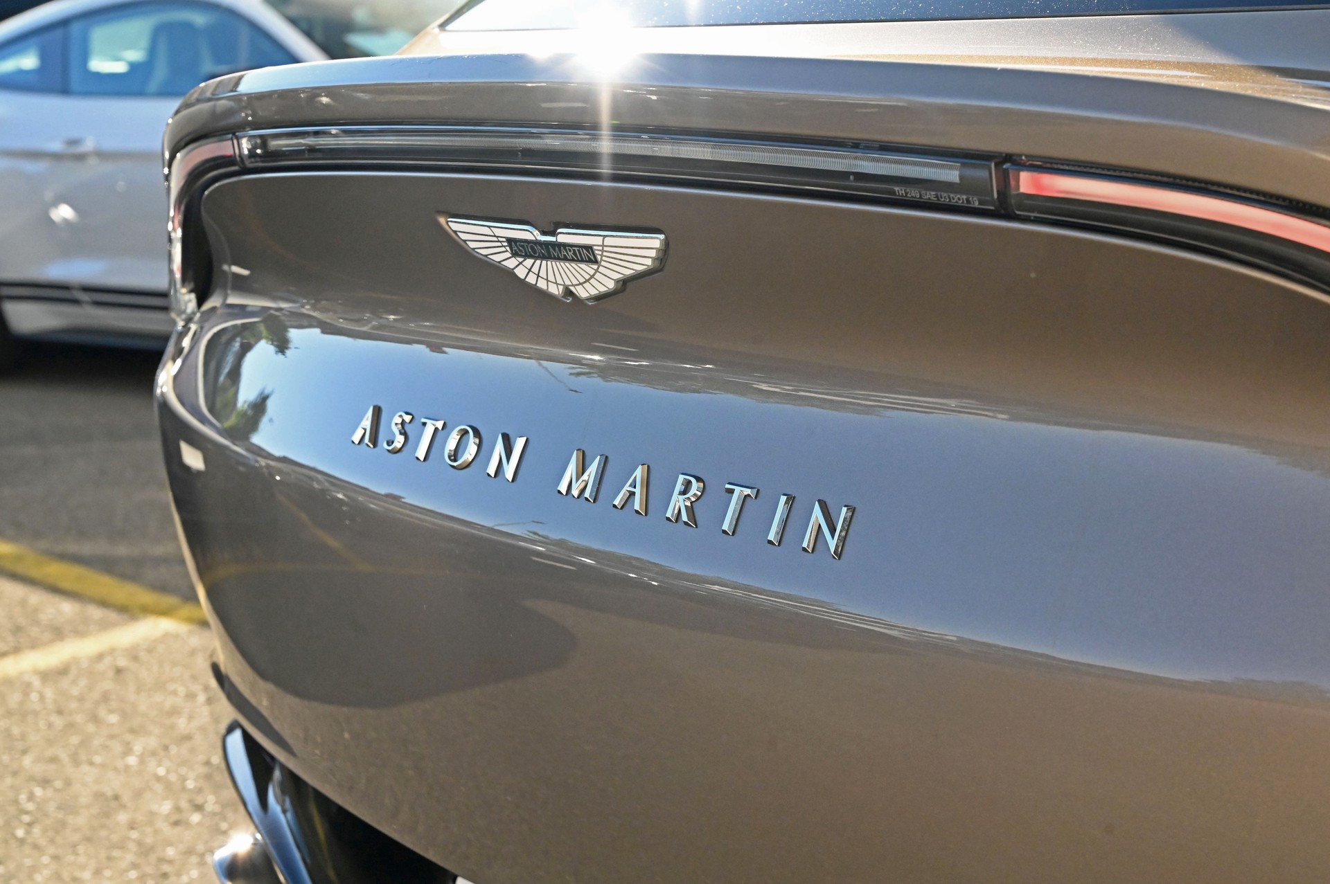 ASTON MARTIN DBX 4.0 V8-image-8
