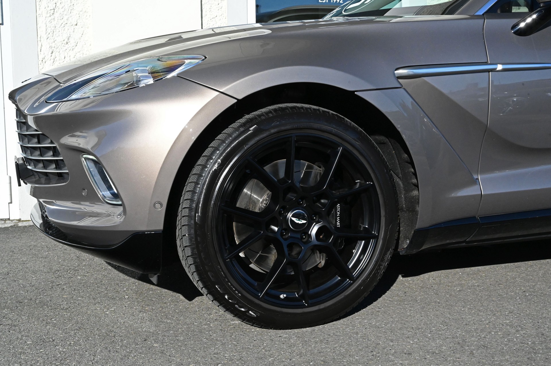 ASTON MARTIN DBX 4.0 V8-image-4
