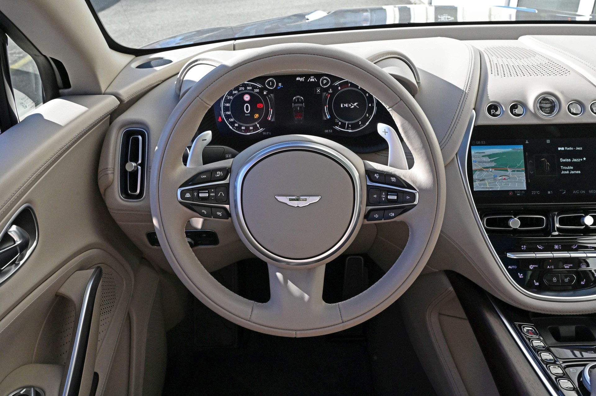 ASTON MARTIN DBX 4.0 V8-image-14