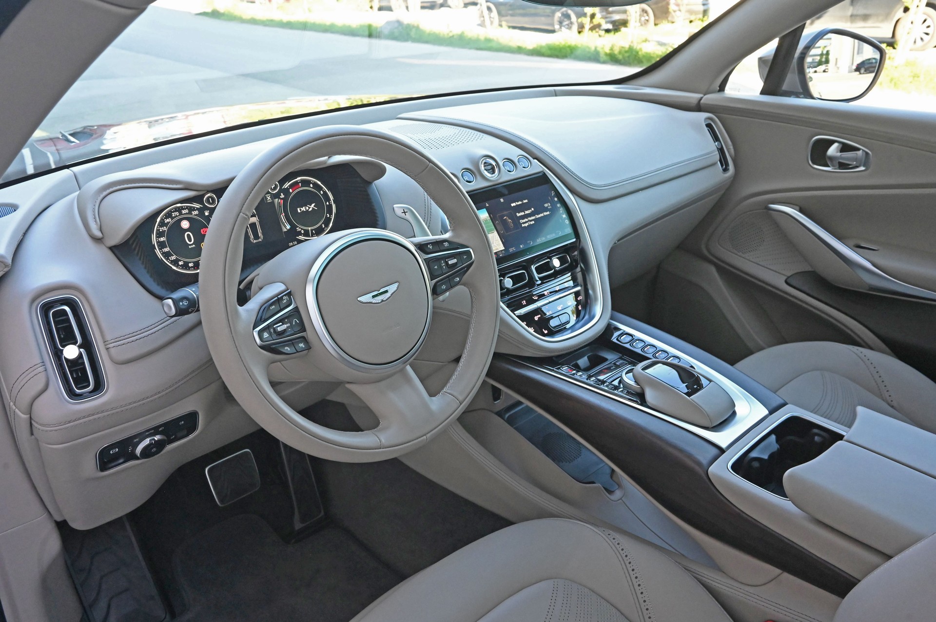 ASTON MARTIN DBX 4.0 V8-image-22