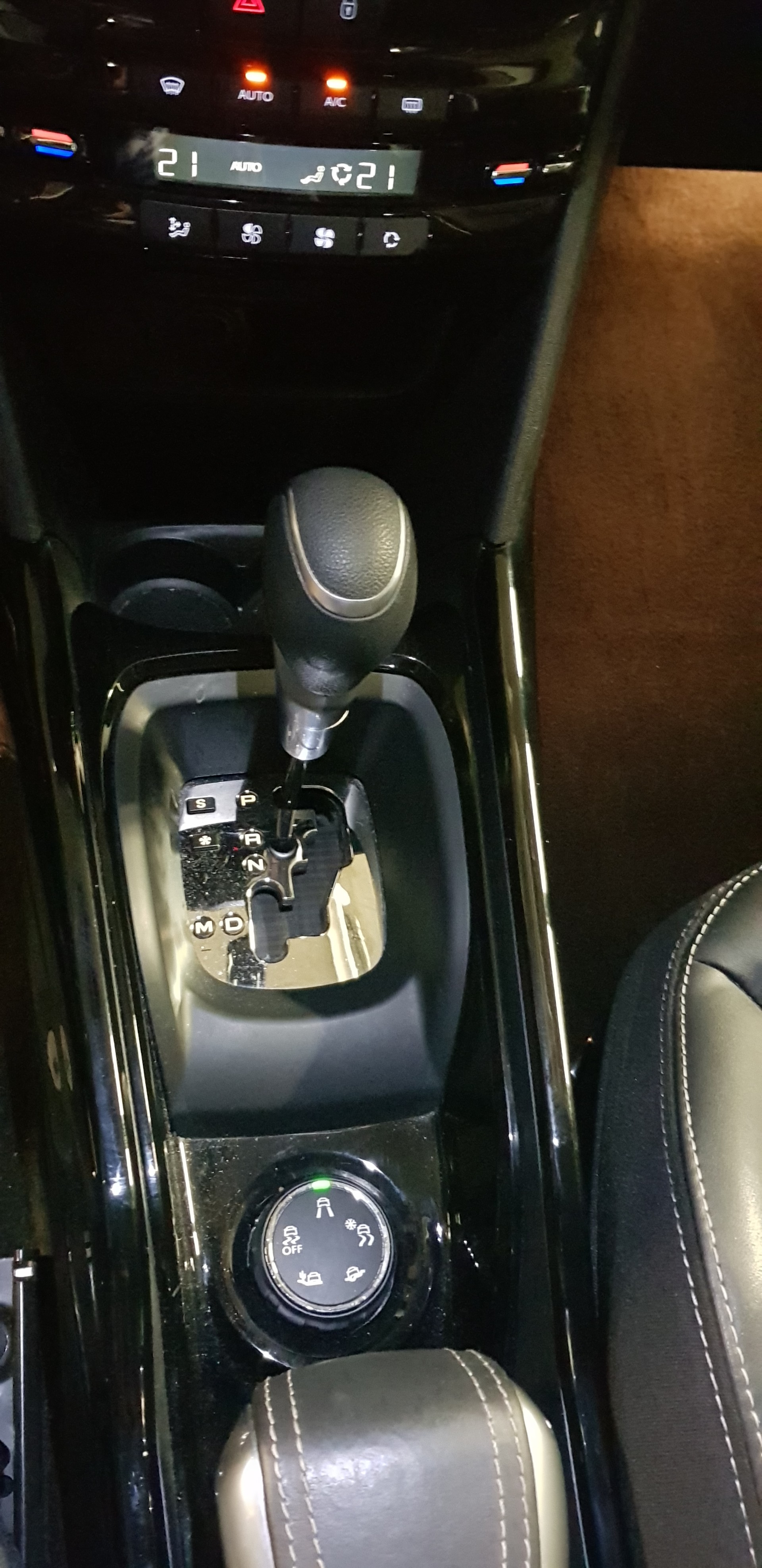 PEUGEOT 2008 1.2 PureTech Allure EAT6-image-5