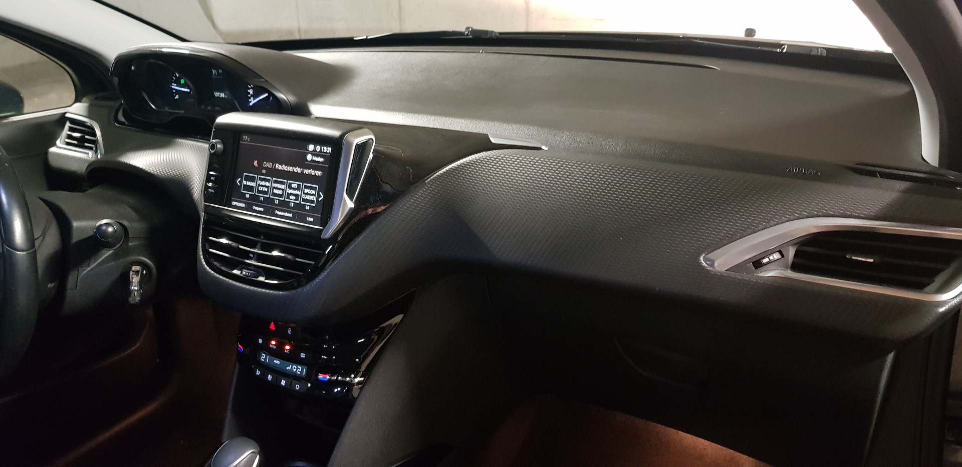 PEUGEOT 2008 1.2 PureTech Allure EAT6-image-8