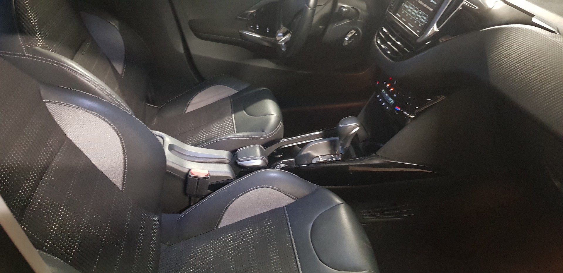 PEUGEOT 2008 1.2 PureTech Allure EAT6-image-9