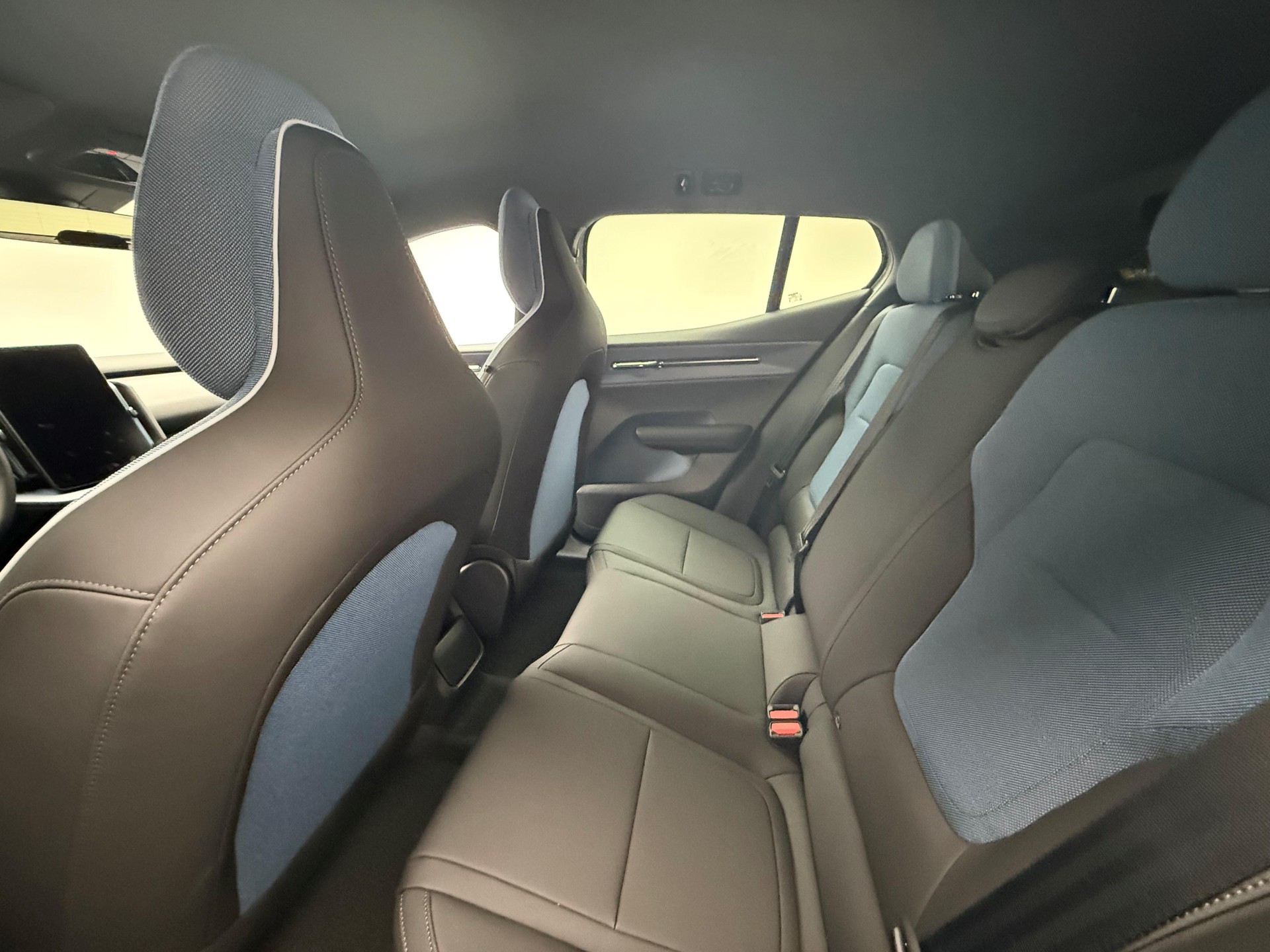 VOLVO EX30 E60 Twin Ultra Performance Sw. Black Ed. AWD-image-8