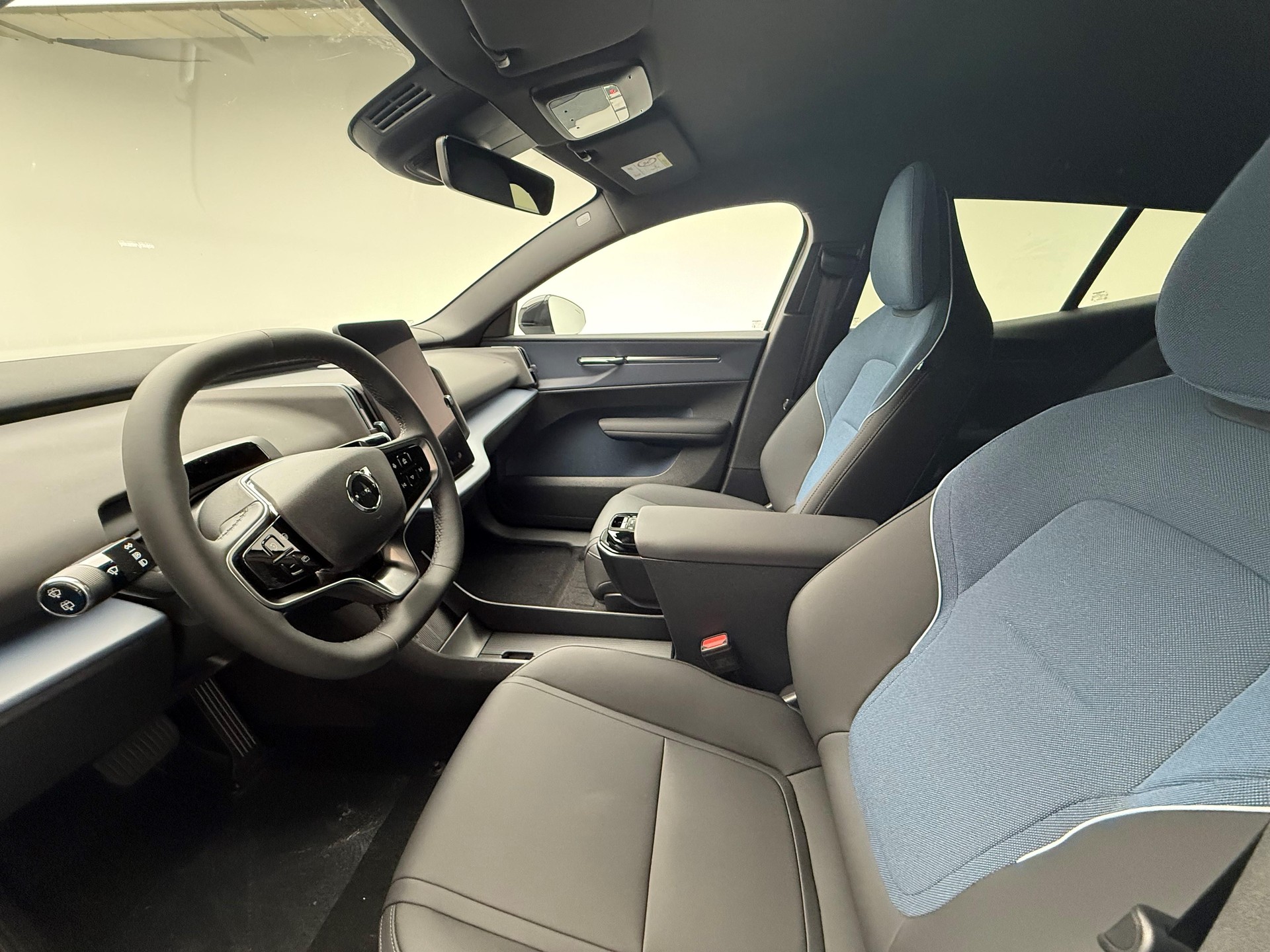 VOLVO EX30 E60 Twin Ultra Performance Sw. Black Ed. AWD-image-7