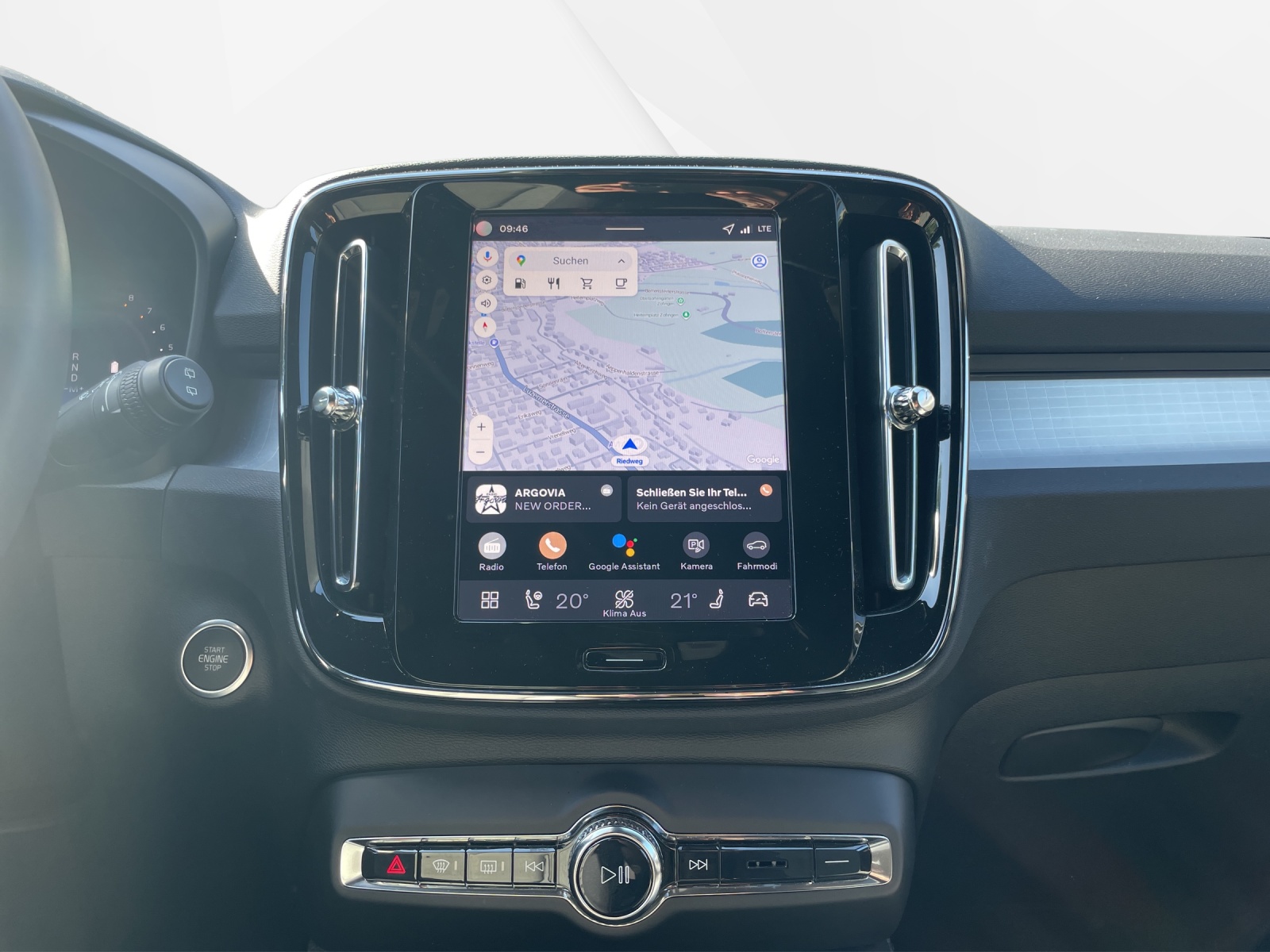 VOLVO XC40 2.0 B4 MH Plus Dark-image-12