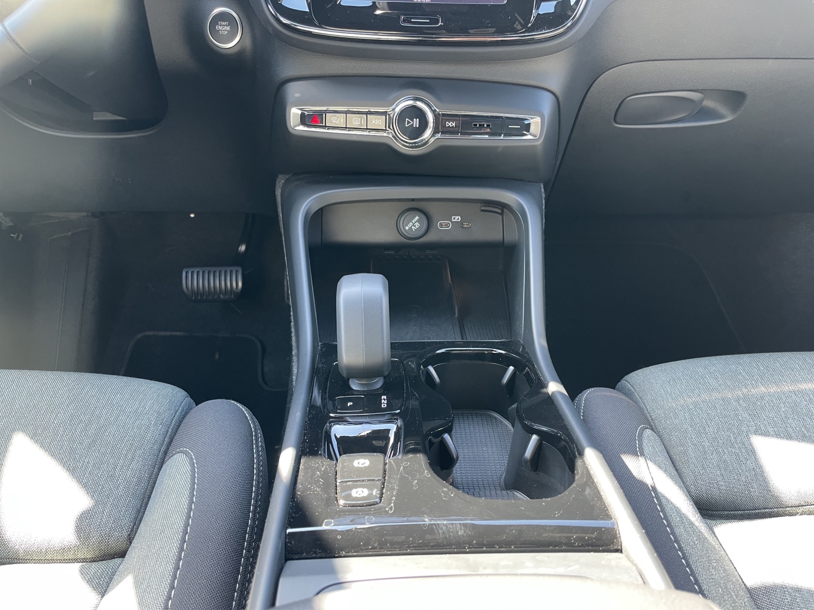 VOLVO XC40 2.0 B4 MH Plus Dark-image-16