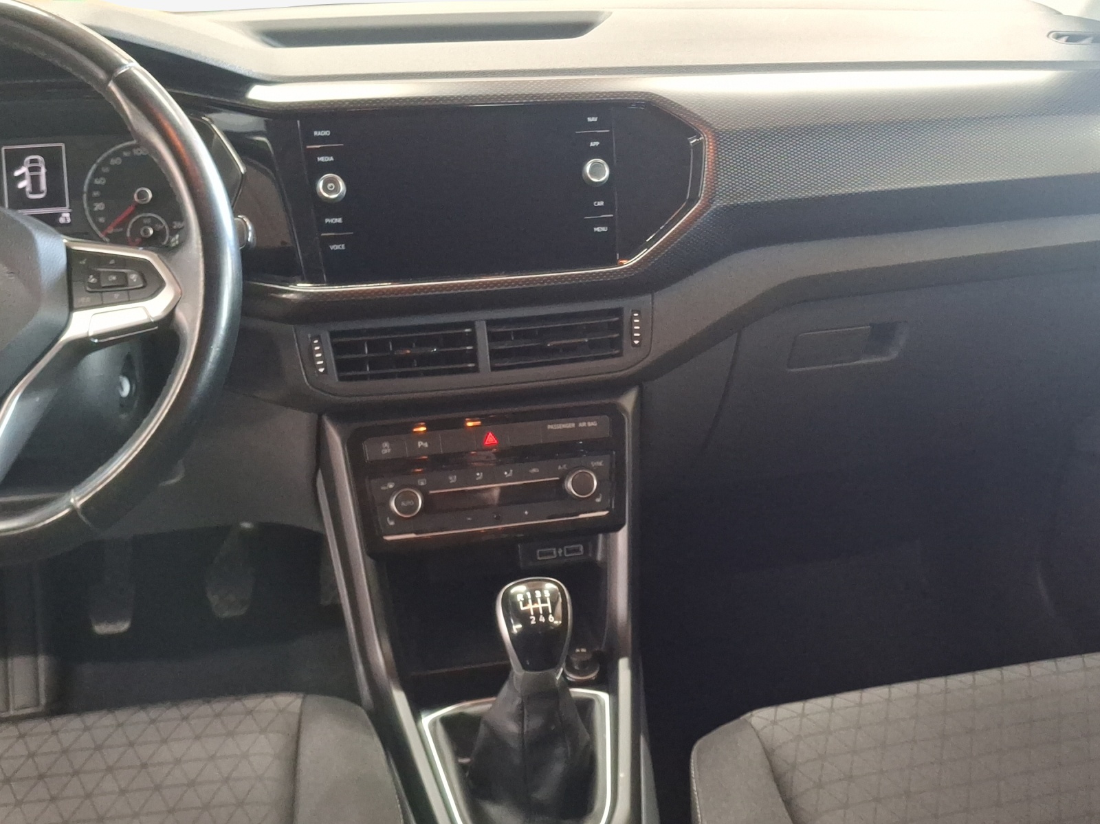 VW T-Cross 1.0 TSI Life-image-10