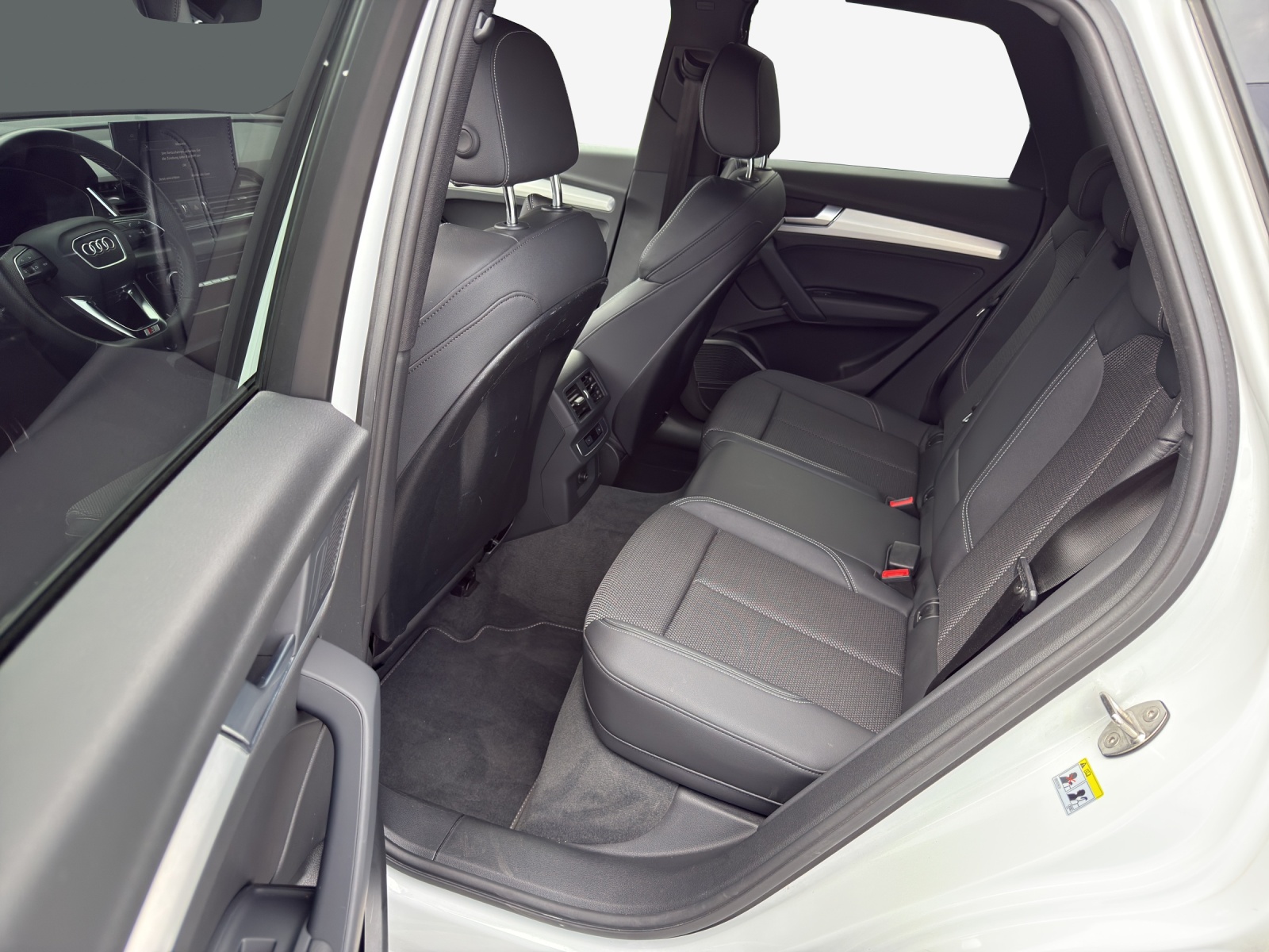 AUDI Q5 40 TDI Black Edition quattro S-tronic-image-11
