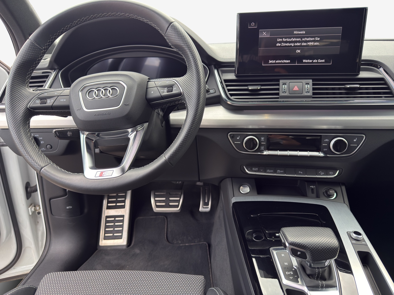 AUDI Q5 40 TDI Black Edition quattro S-tronic-image-8