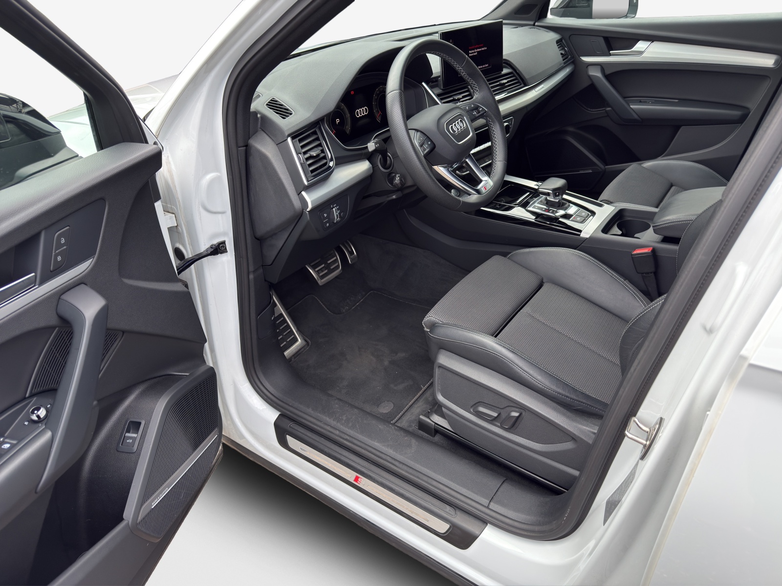 AUDI Q5 40 TDI Black Edition quattro S-tronic-image-7