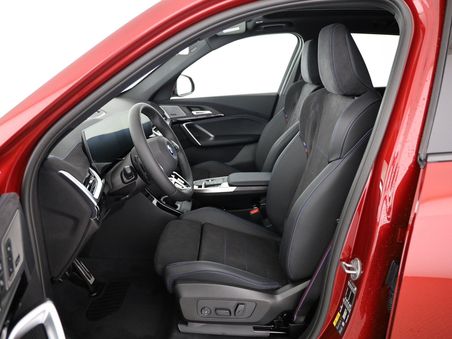 BMW iX1 30 xDrive-image-4