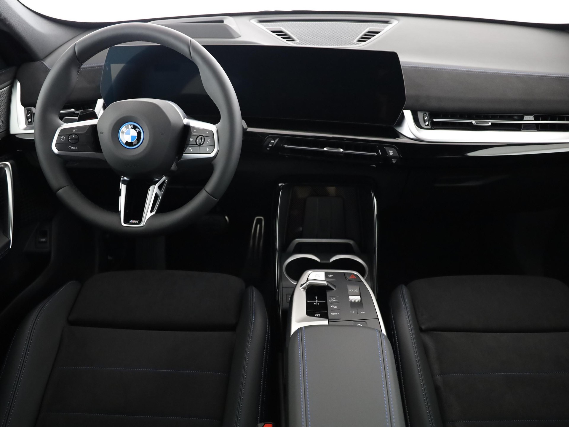 BMW iX1 30 xDrive-image-5