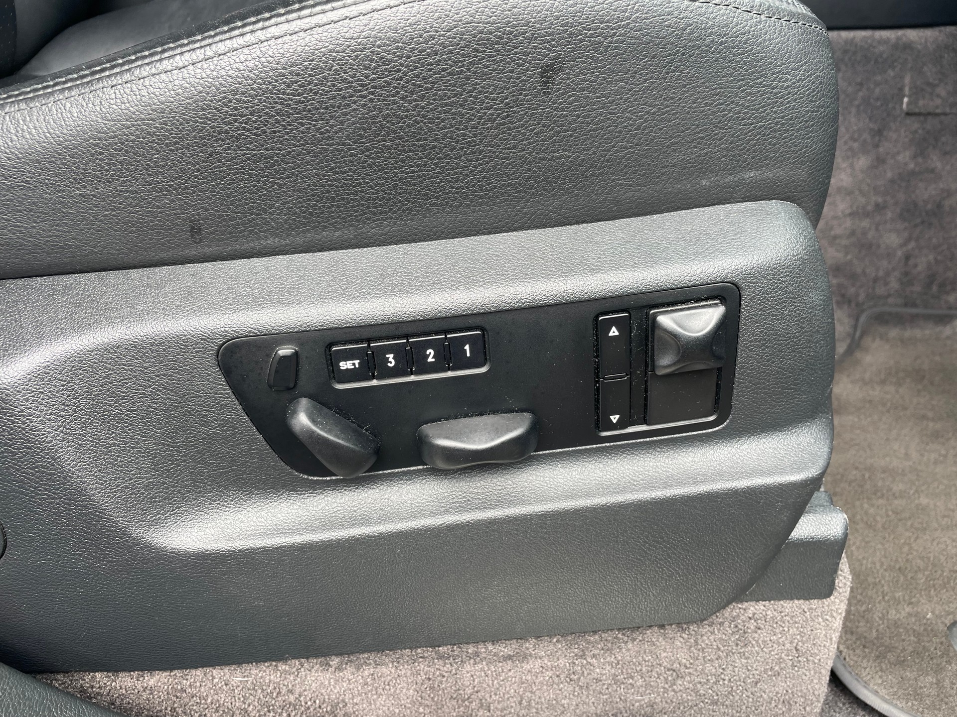 PORSCHE Cayenne Turbo-image-18