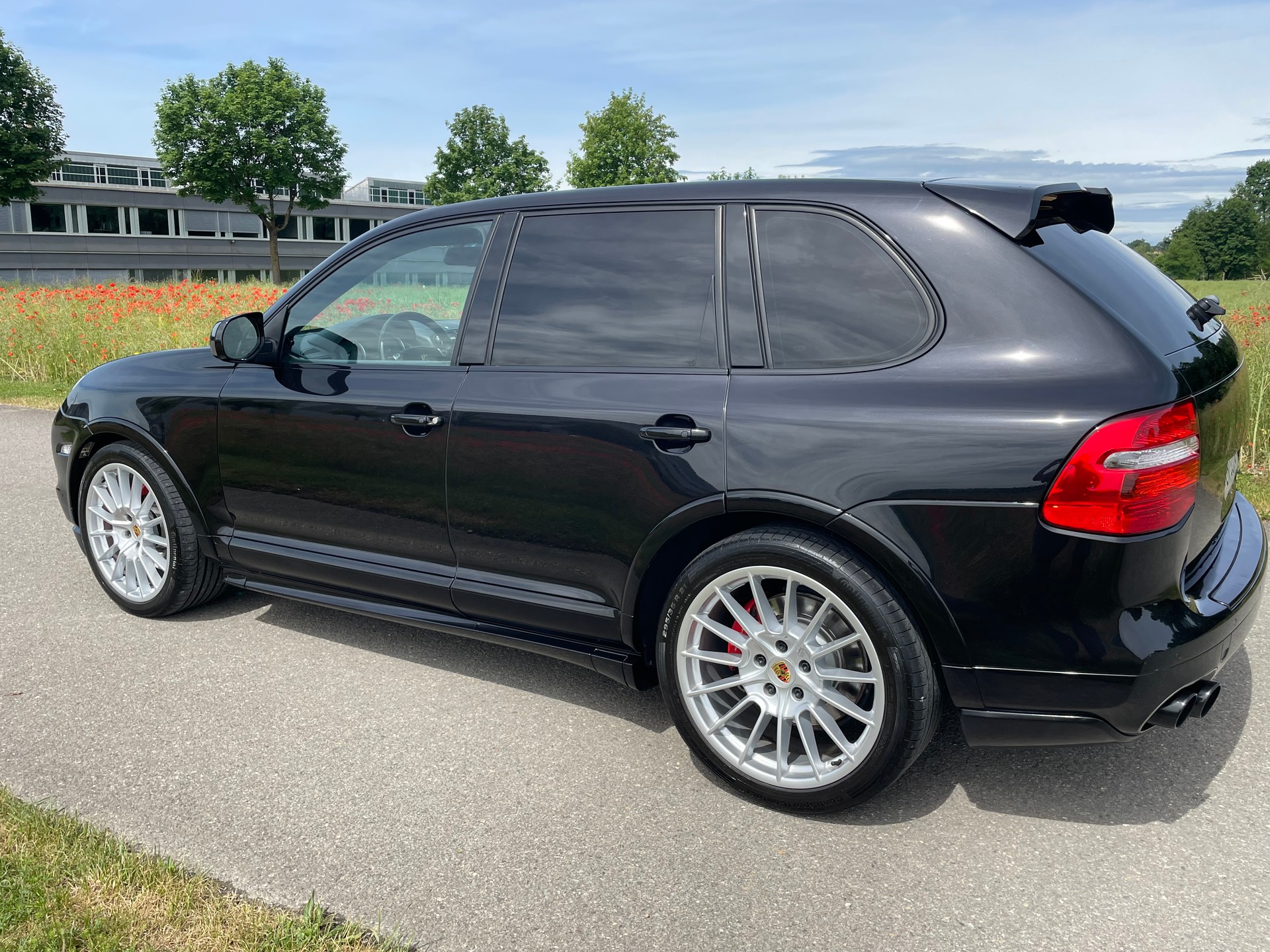PORSCHE Cayenne Turbo-showroom-element-2