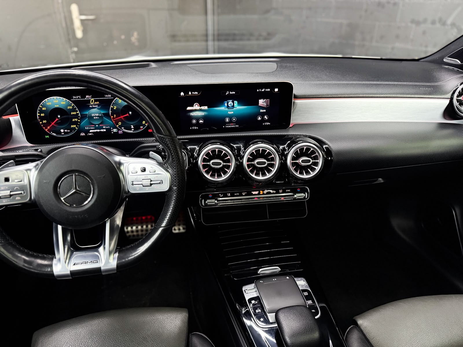 MERCEDES-BENZ CLA 250 4Matic AMG Line 7G-DCT-image-17