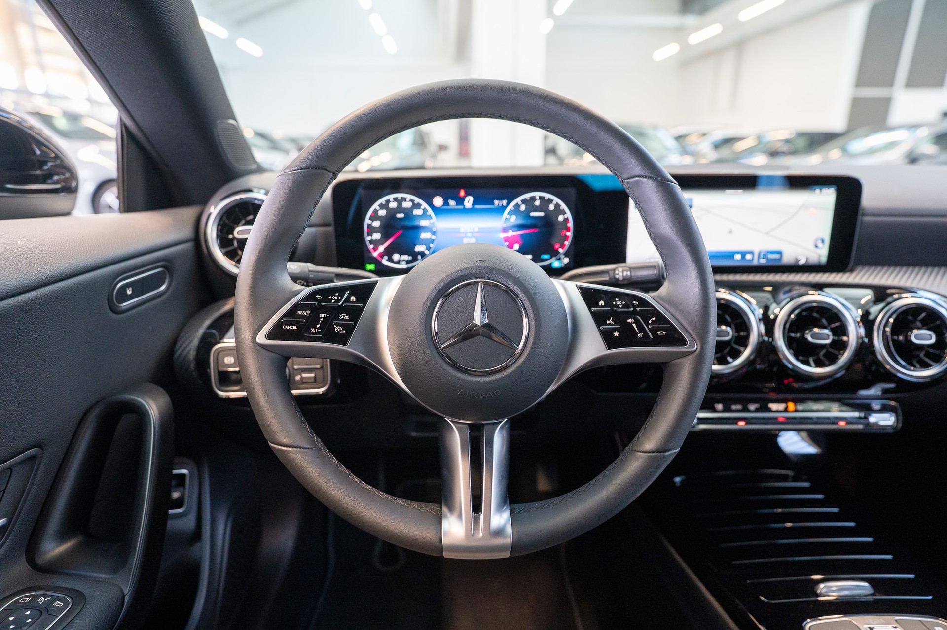 MERCEDES-BENZ CLA 180 Progressive / Facelift / Rückfahrkamera / Sitzheizung-image-17