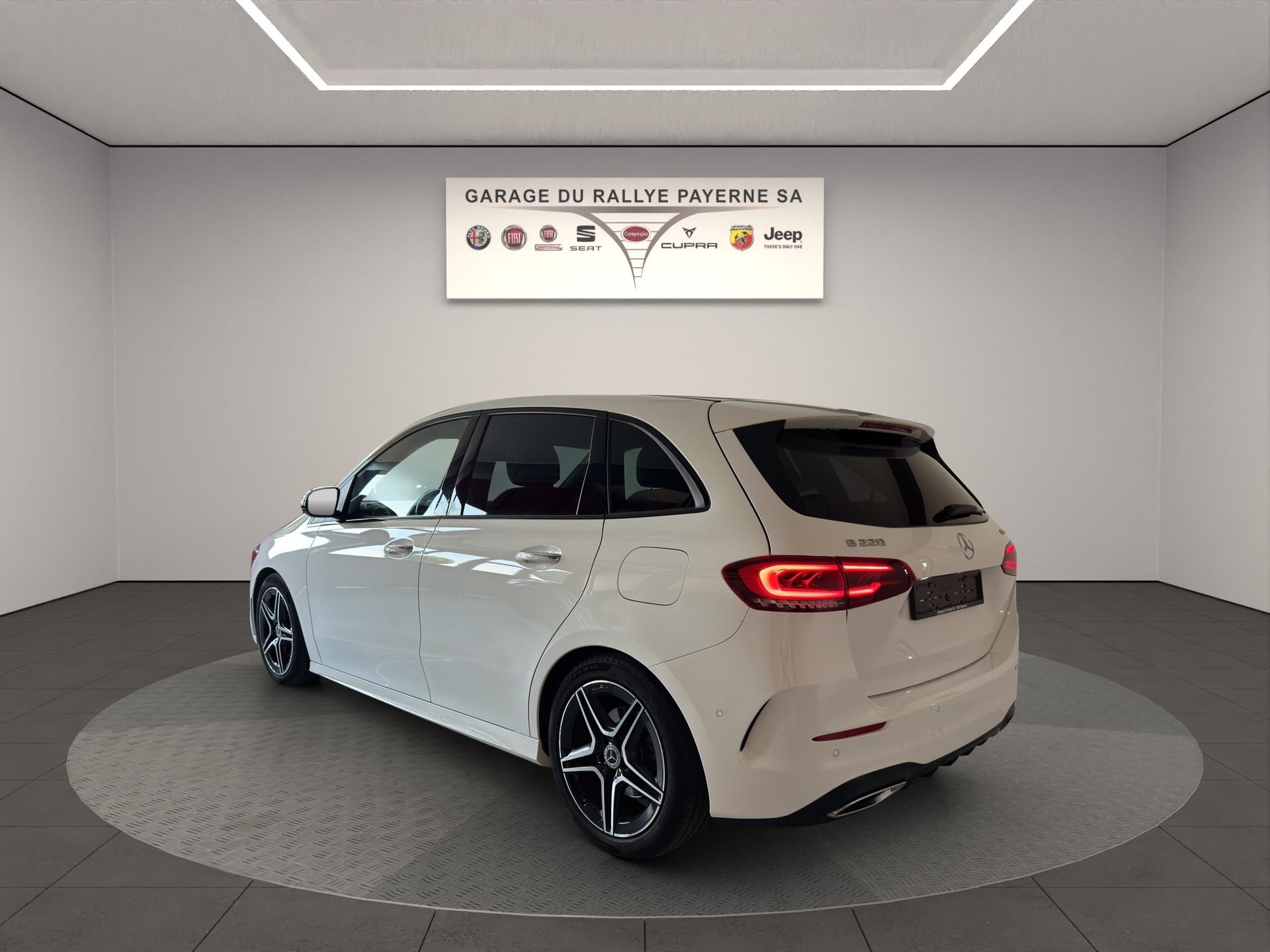 MERCEDES-BENZ B 220 4Matic AMG Line 7G-DCT-showroom-element-2