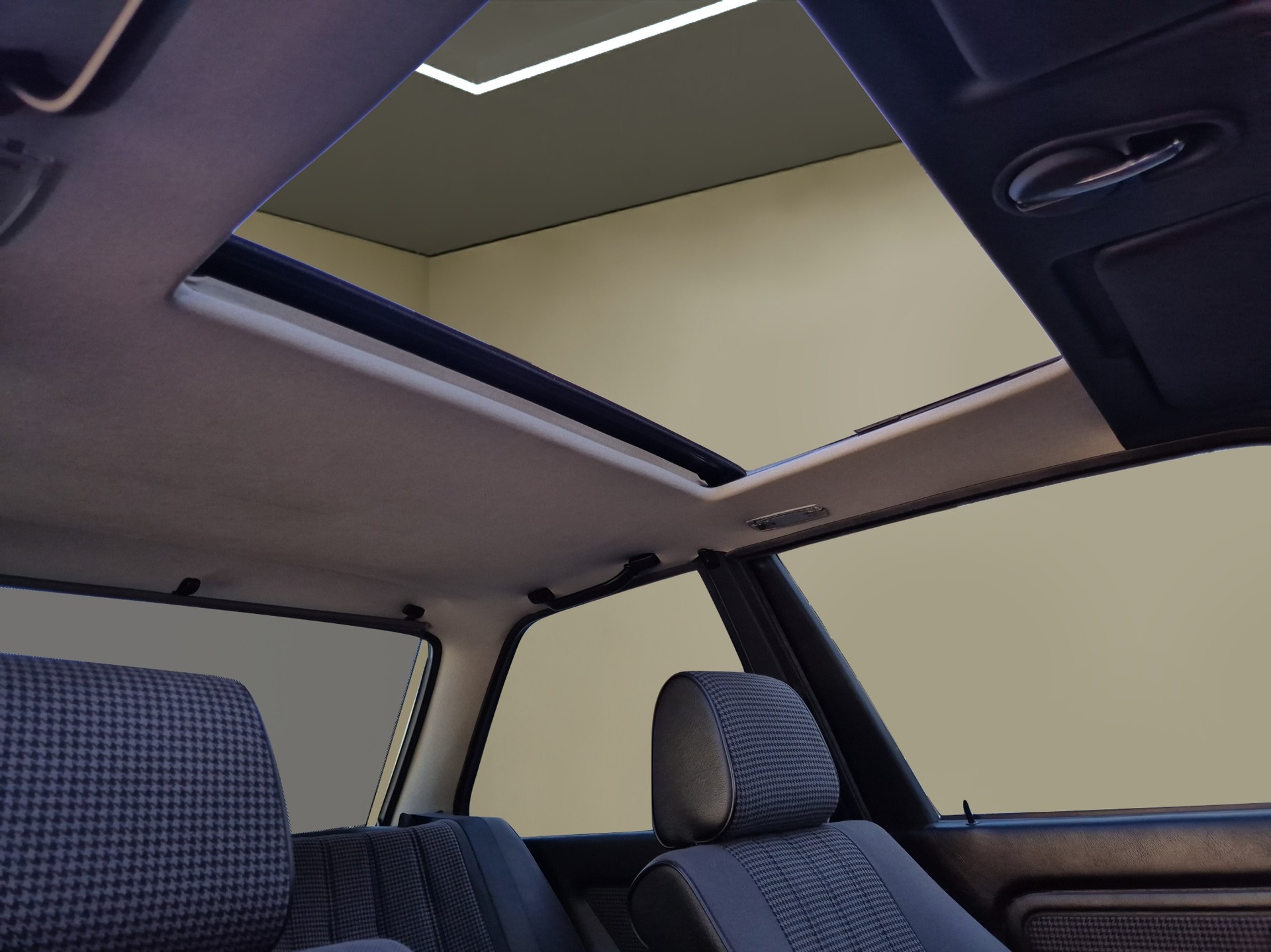 BMW 323i CH-image-18