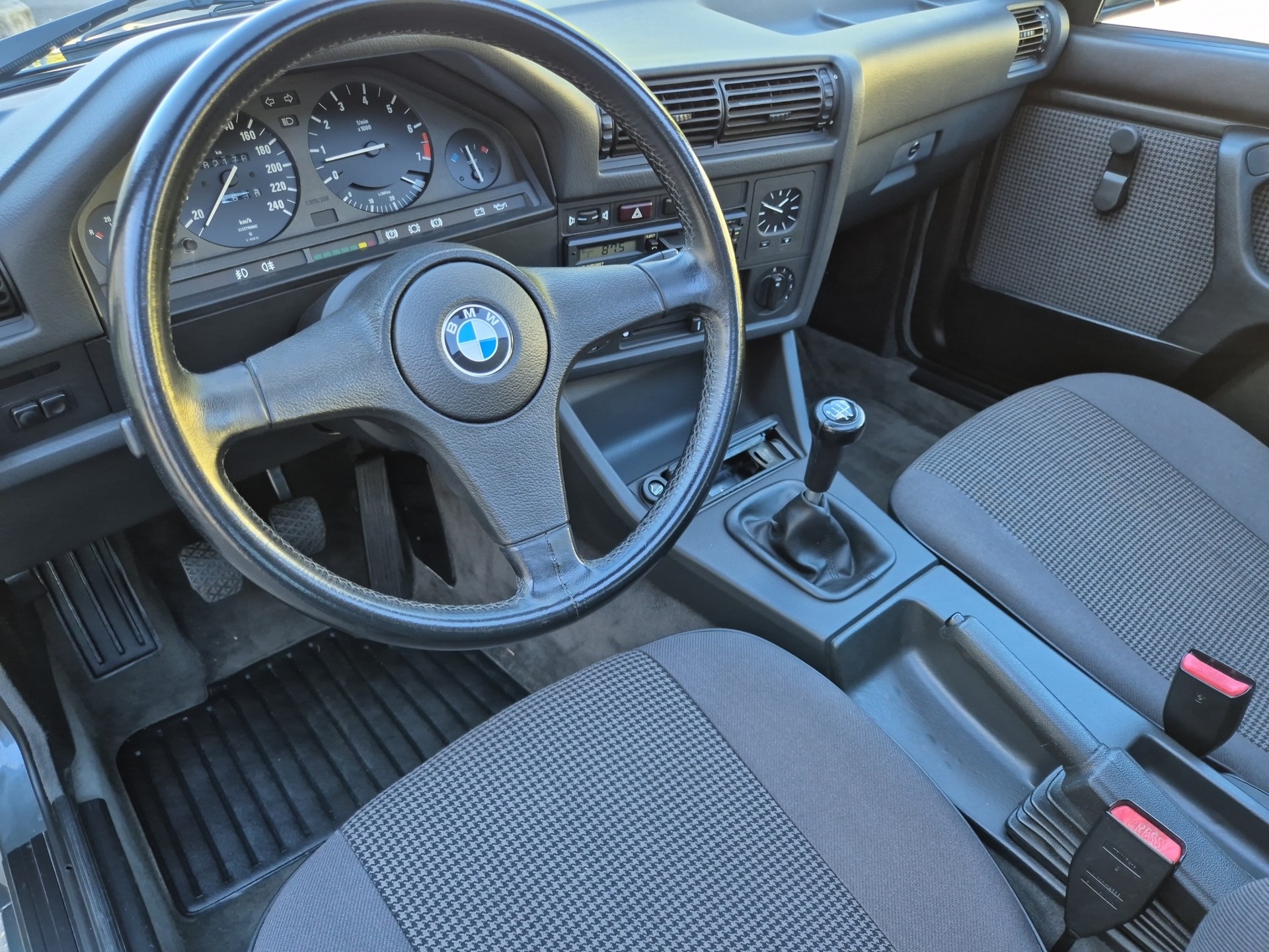 BMW 323i CH-image-10