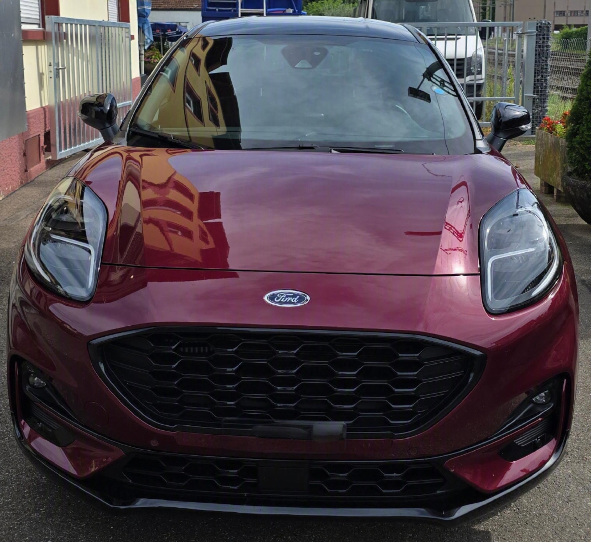 FORD 1.0 EcoB Hybrid 125 Vivid Ruby Edition-image-1