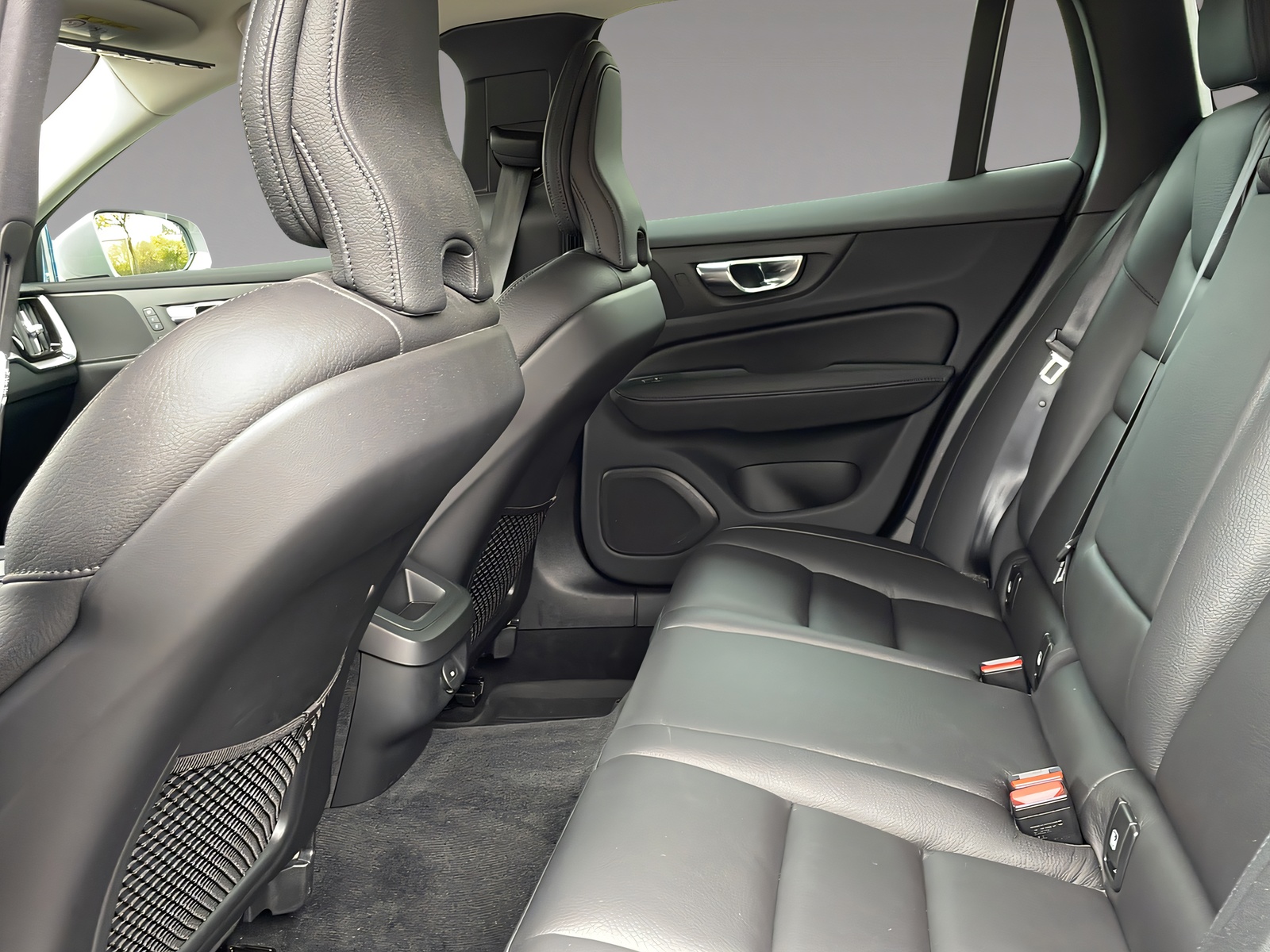 VOLVO V60 Cross Country 2.0 B4 Plus AWD-image-13