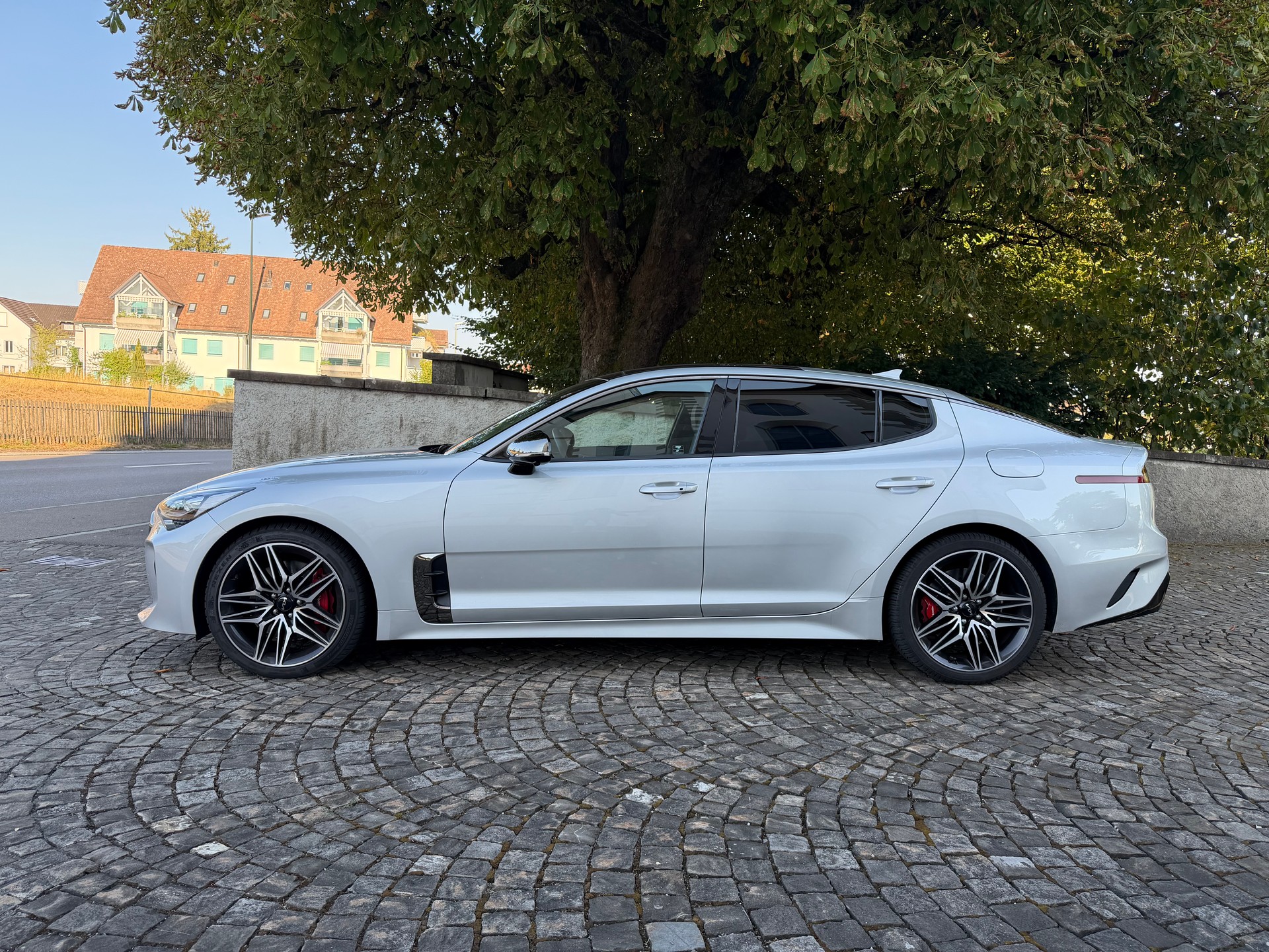 KIA Stinger 3.3 T-GDi GT Automat AWD / Ab MFK / Service gepflegt / Werksgarantie / Leder / Head up / Navi-image-7