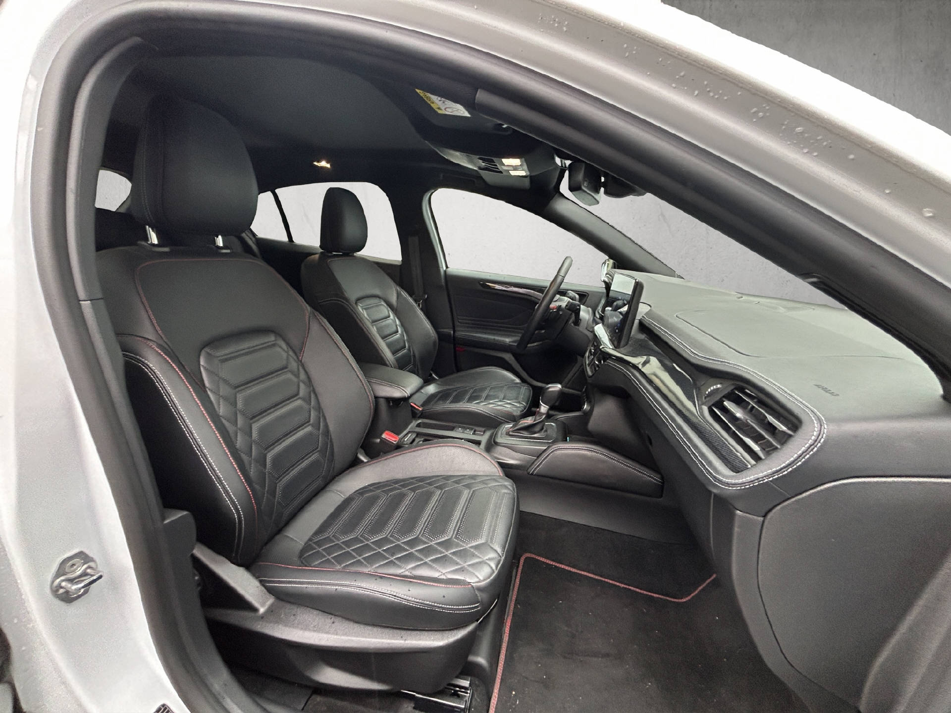 FORD Focus 1.0i EcoB Hybrid 155 ST-Line Vignale-image-18