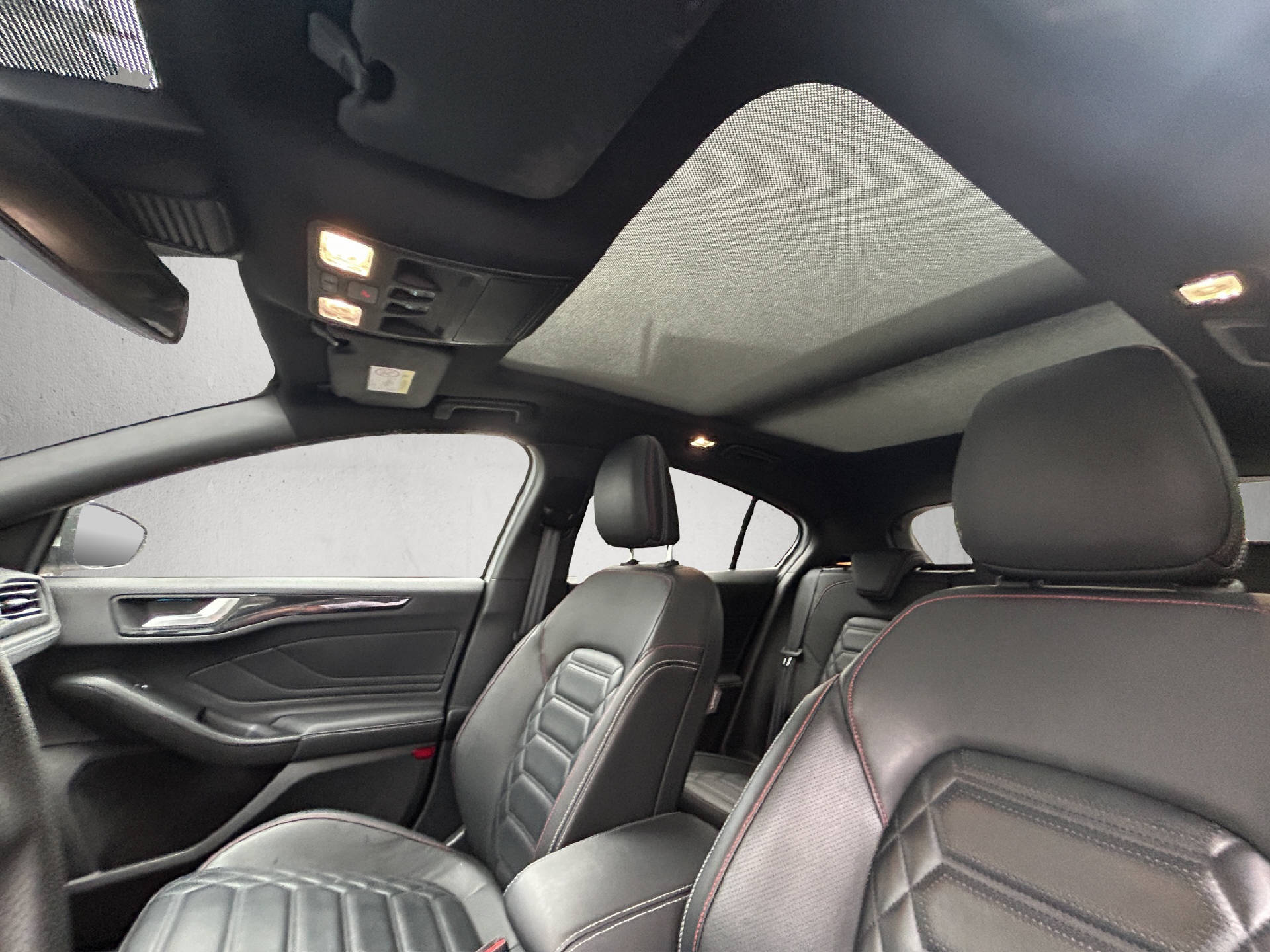 FORD Focus 1.0i EcoB Hybrid 155 ST-Line Vignale-image-26