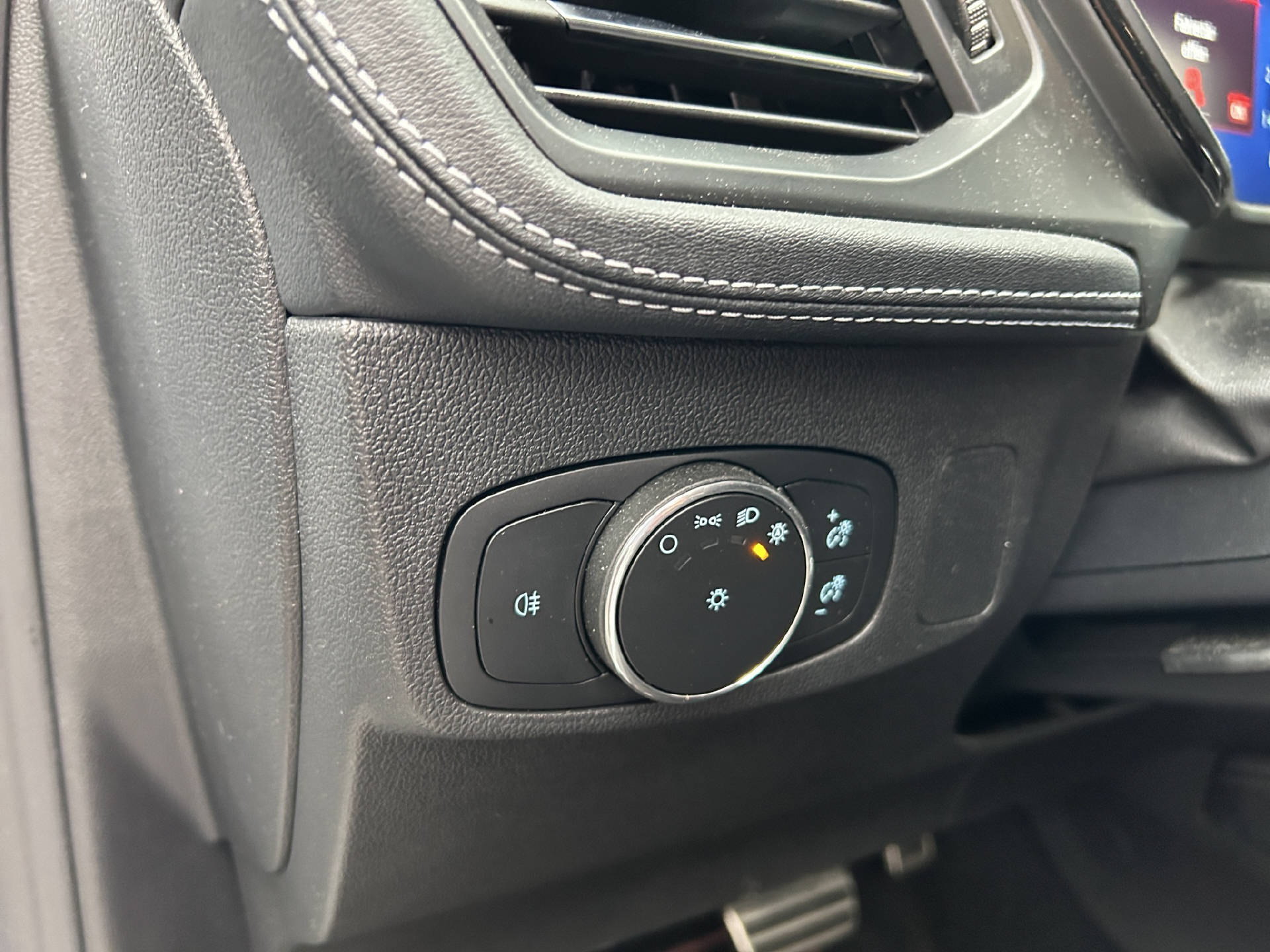 FORD Focus 1.0i EcoB Hybrid 155 ST-Line Vignale-image-28