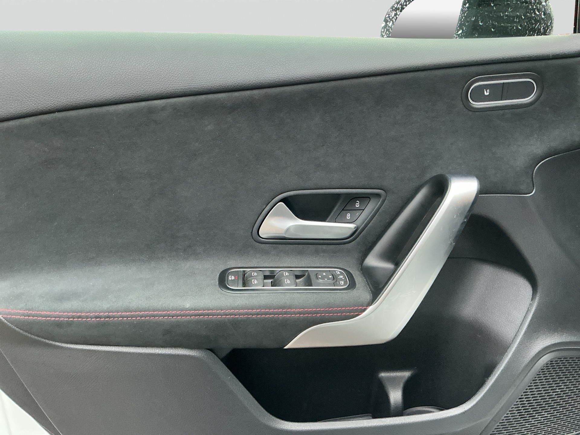 MERCEDES-BENZ A 200 7G-DCT AMG Line-image-8