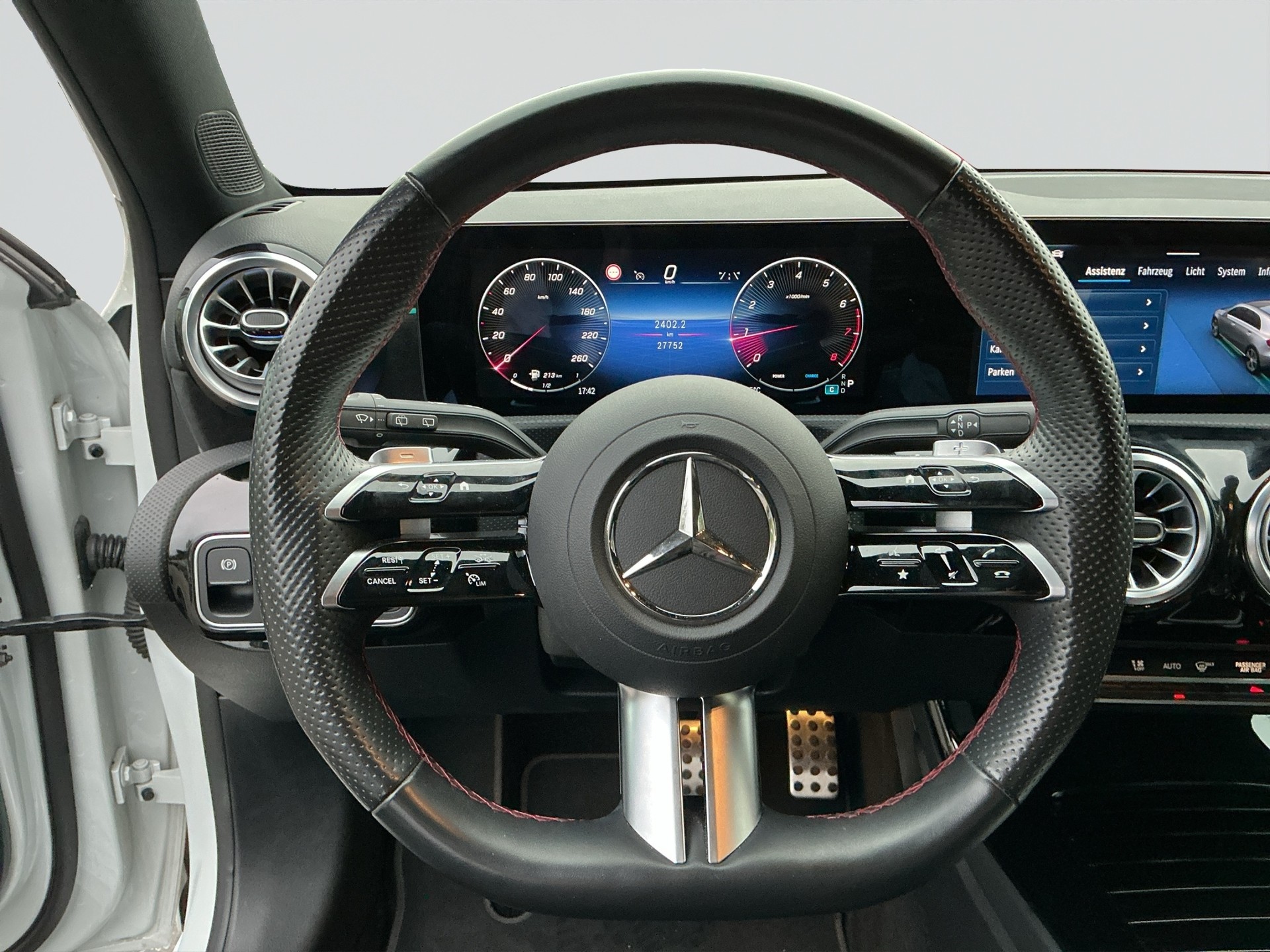 MERCEDES-BENZ A 200 7G-DCT AMG Line-image-9