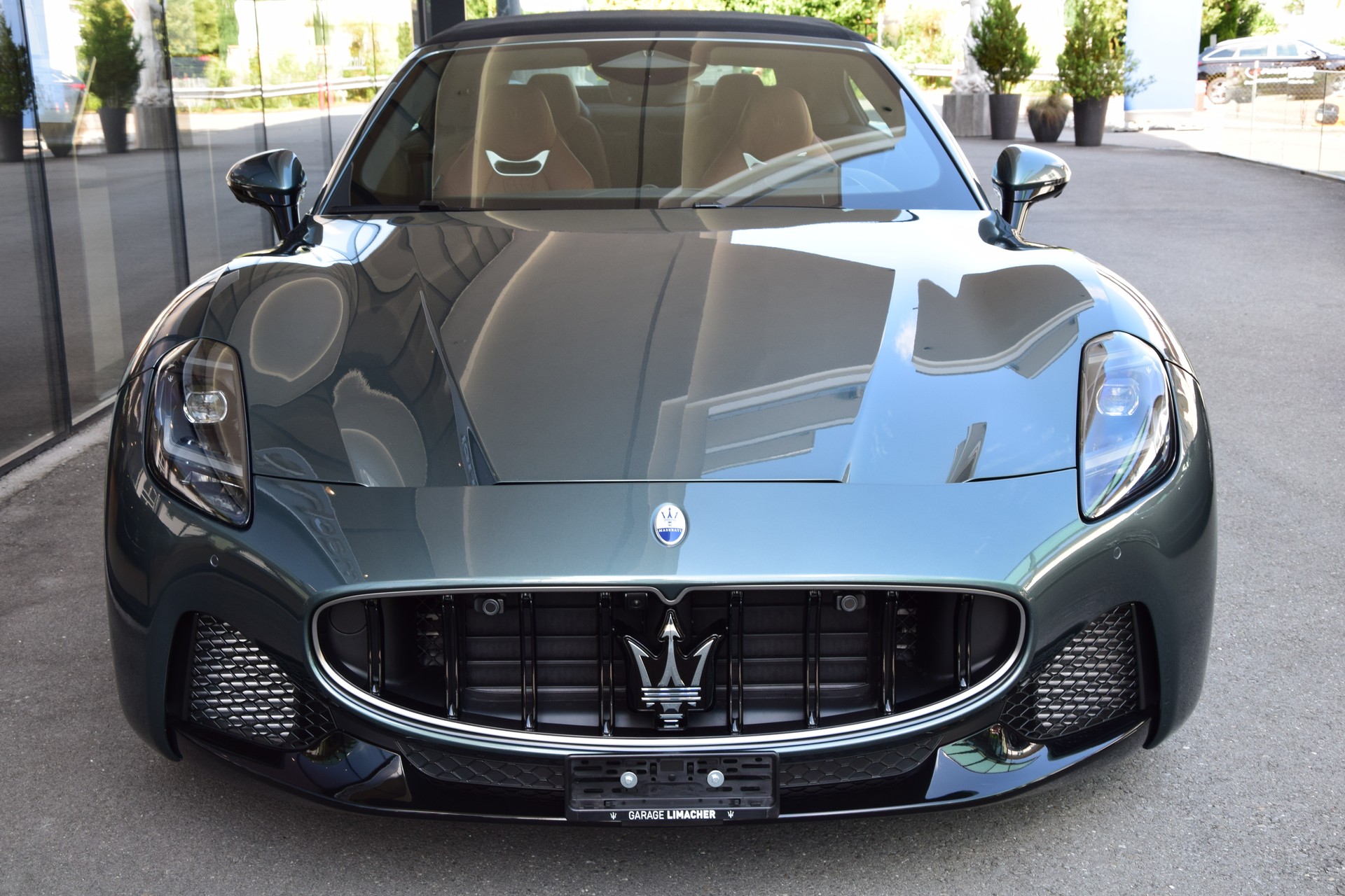 MASERATI Grancabrio Modena-showroom-element-2