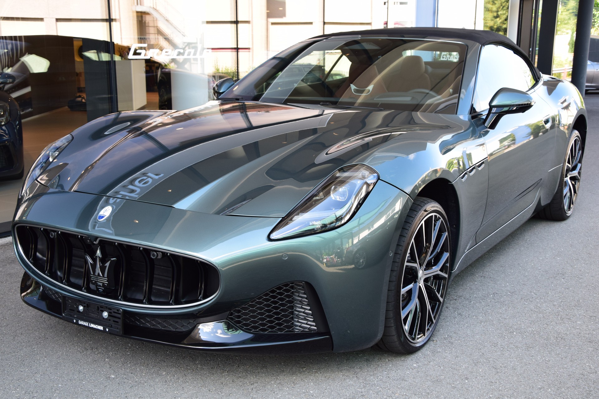 MASERATI Grancabrio Modena-showroom-element-1