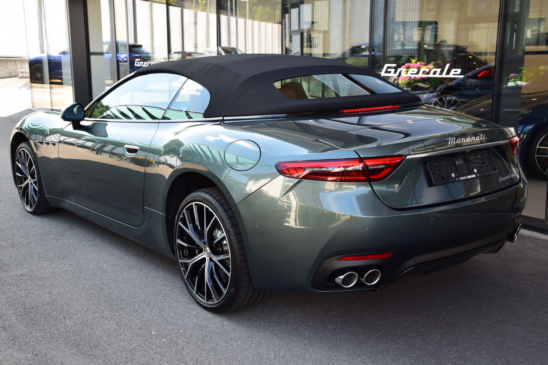 MASERATI Grancabrio Modena-showroom-element-3