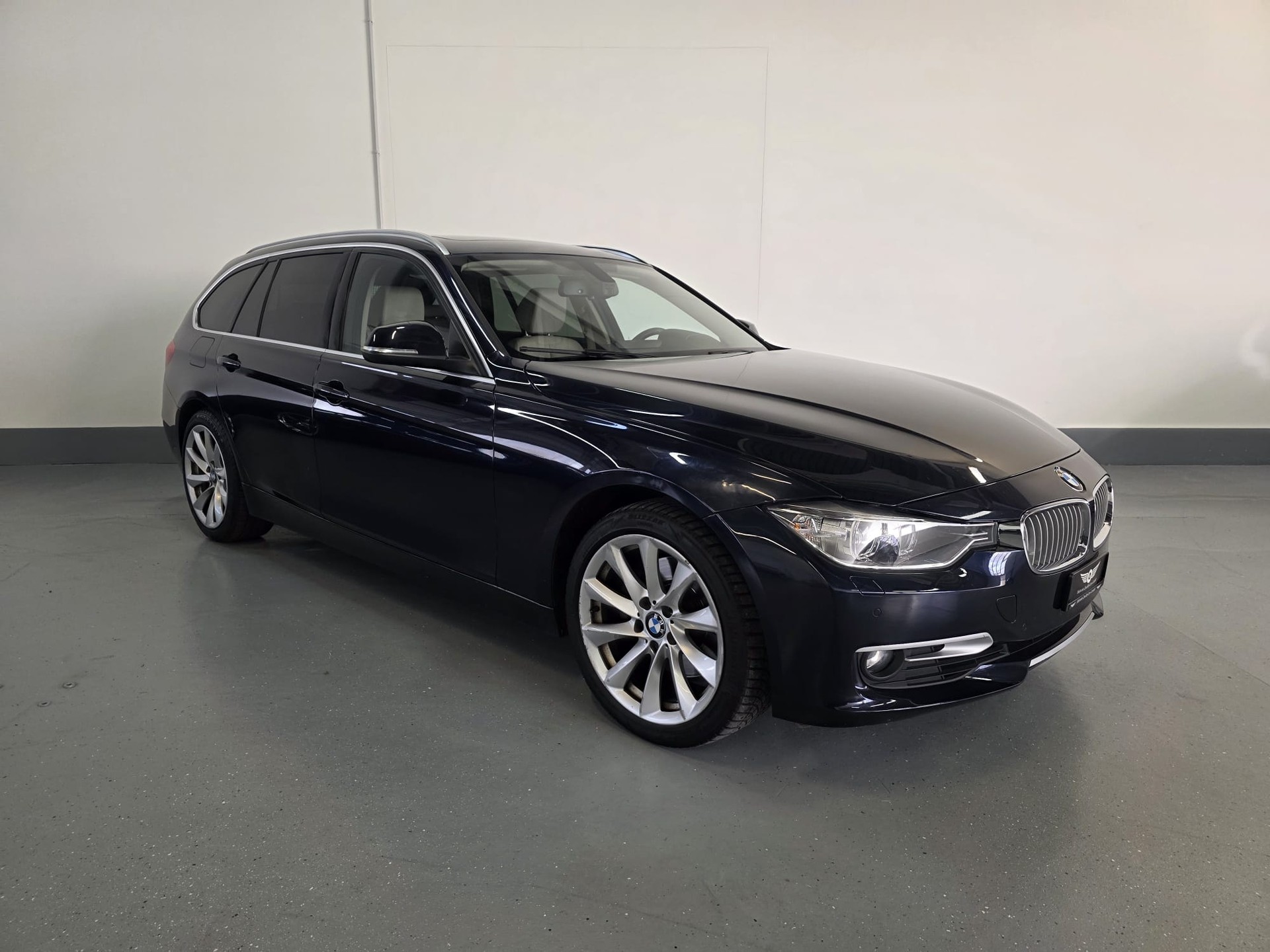 BMW 328i xDrive Touring Modern Line Steptronic-showroom-element-2