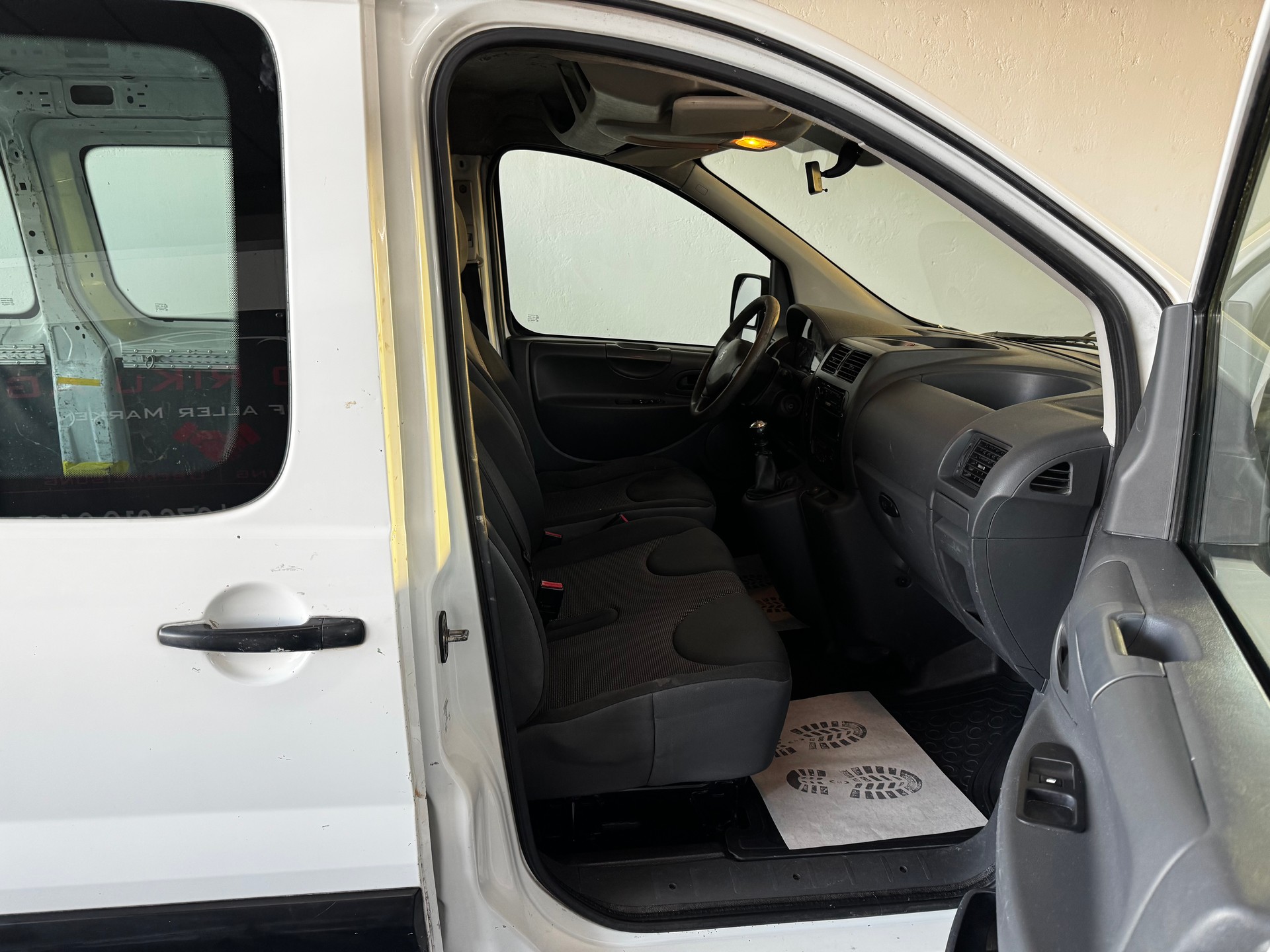 PEUGEOT Expert 2.0 HDi 229 L2H1-image-18