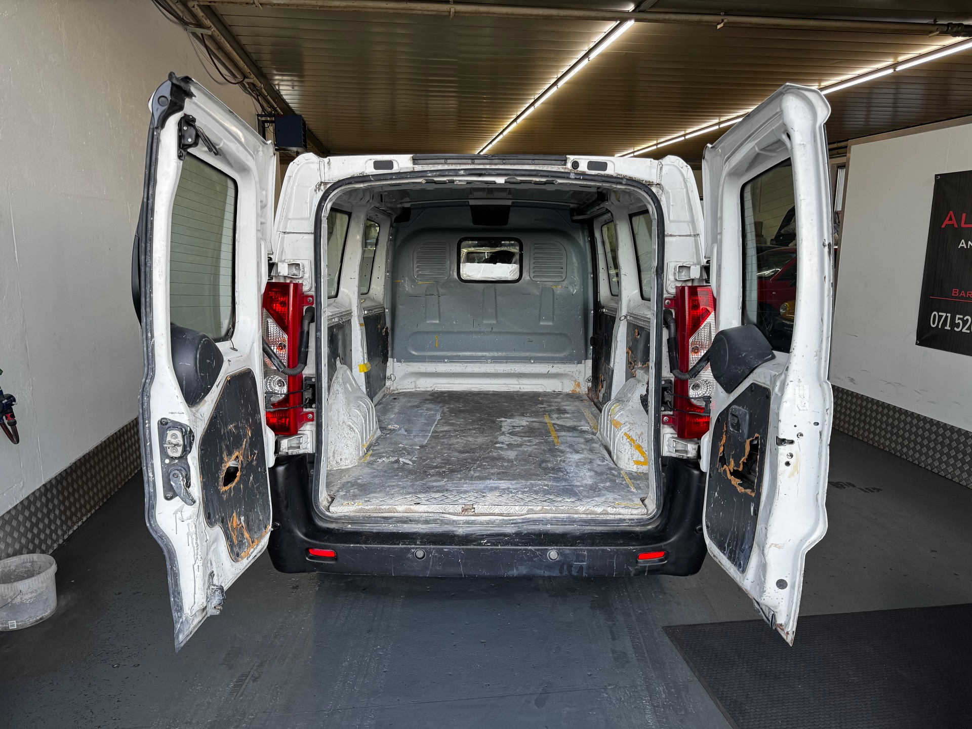 PEUGEOT Expert 2.0 HDi 229 L2H1-image-13