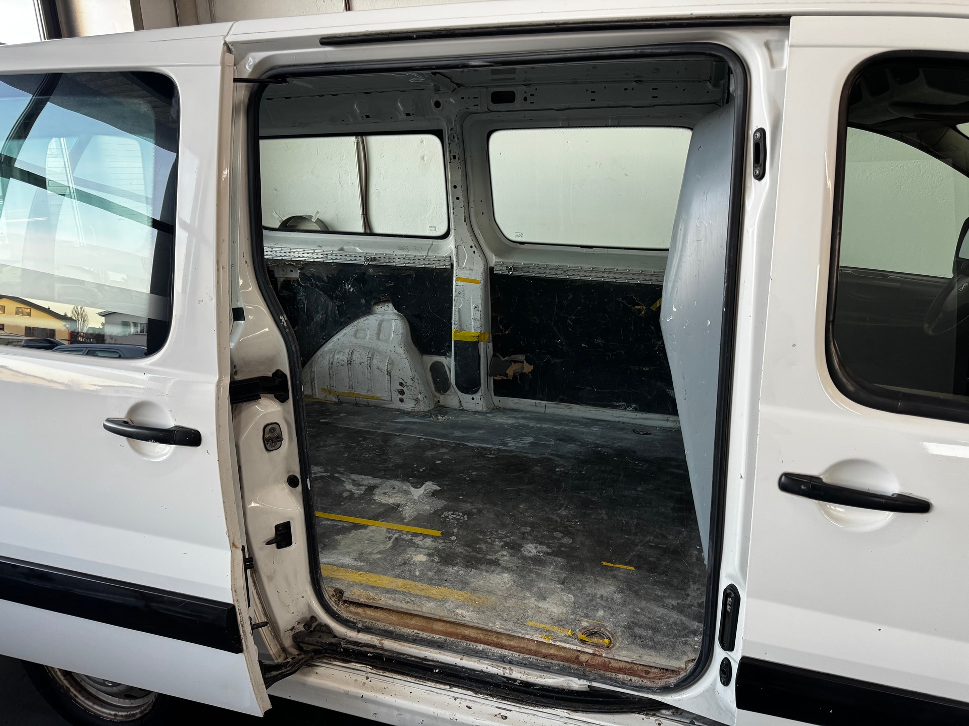 PEUGEOT Expert 2.0 HDi 229 L2H1-image-7