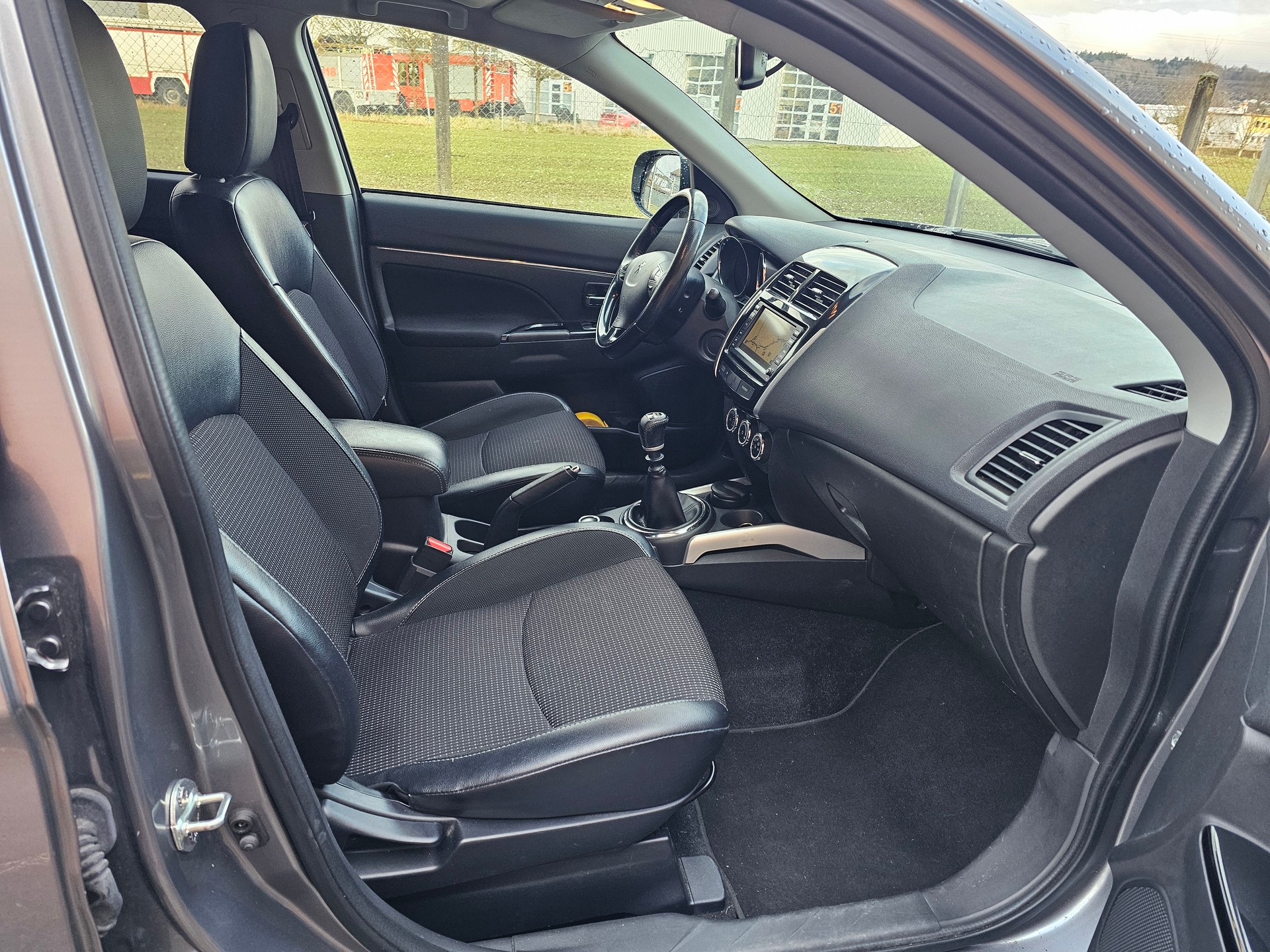 PEUGEOT 4008 1.6 HDi Allure 4WD-image-9