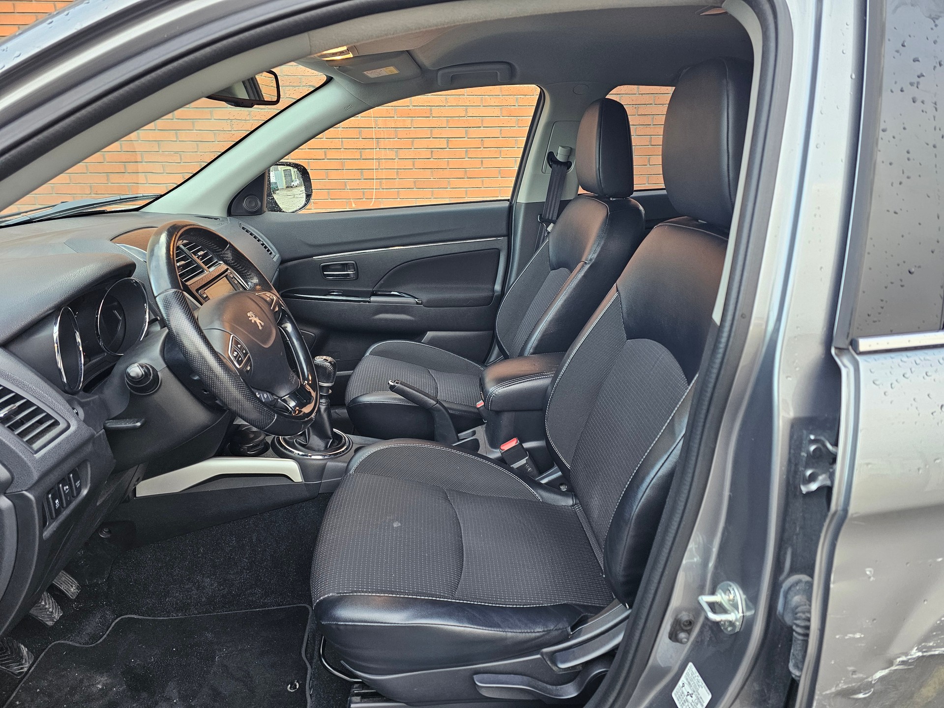 PEUGEOT 4008 1.6 HDi Allure 4WD-image-8