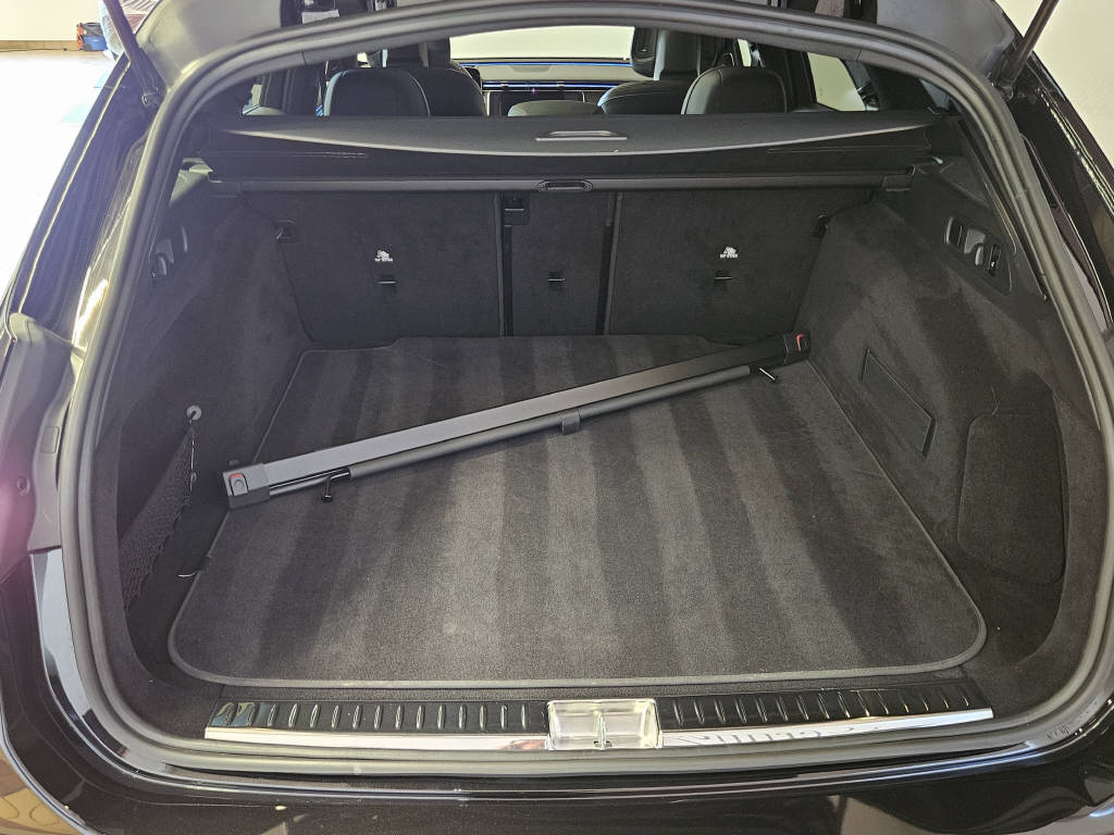 MERCEDES-BENZ E 200 4Matic AMG Line Kombi-showroom-element-3