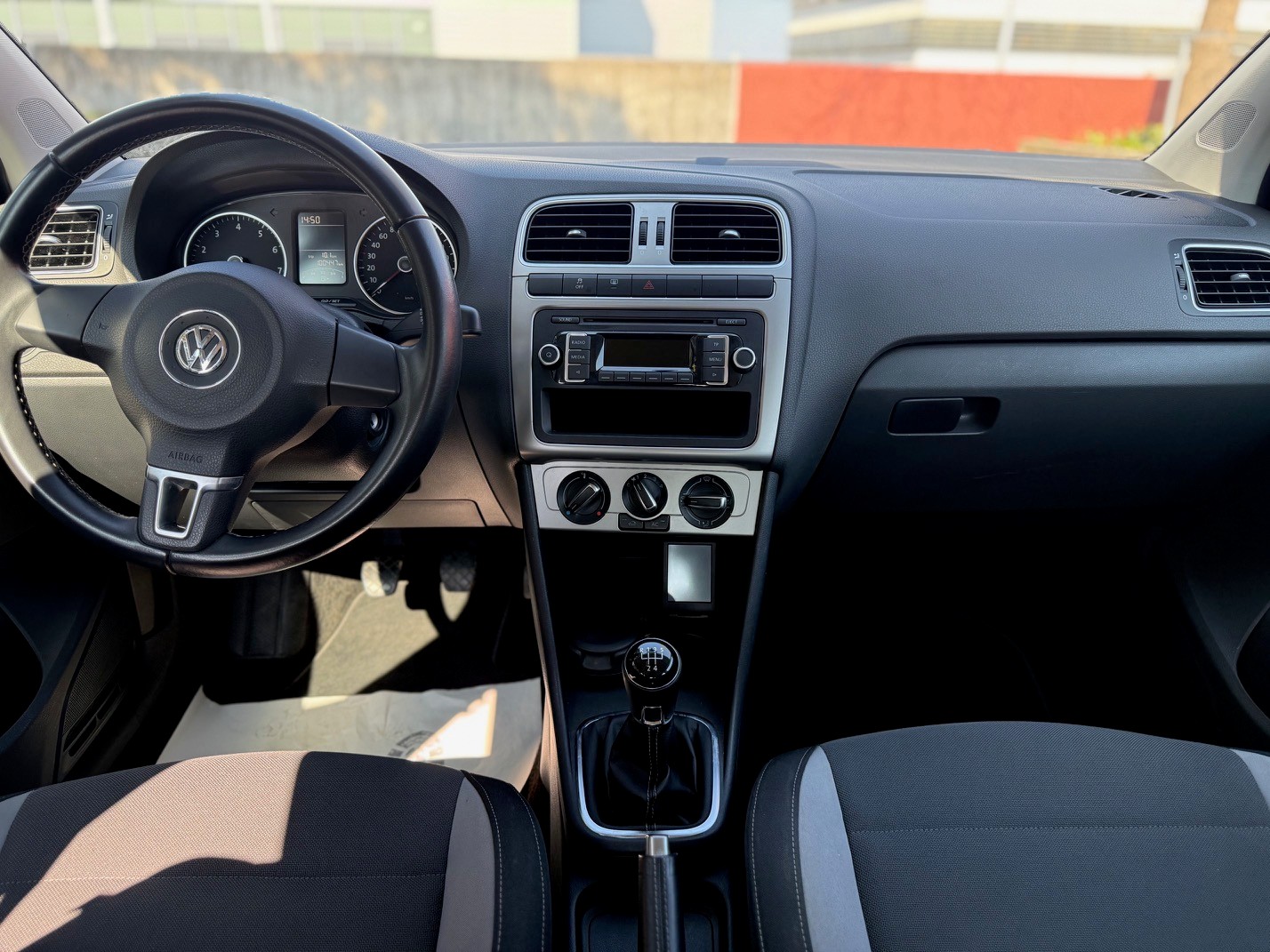 VW Polo 1.2 12V Trendline ( Visite du jour-Garantie-Service à jour )-image-10