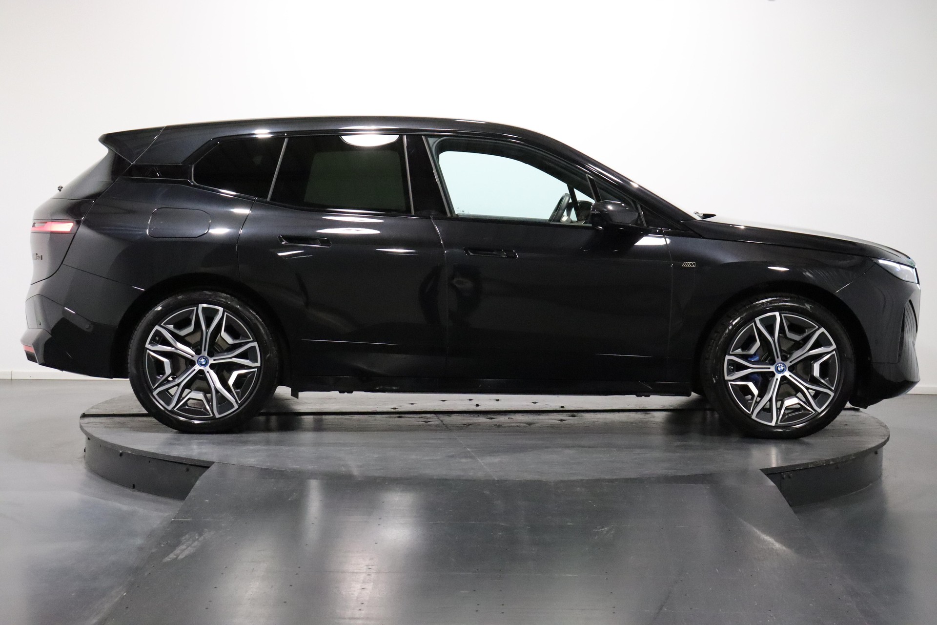 BMW iX M60-showroom-element-2