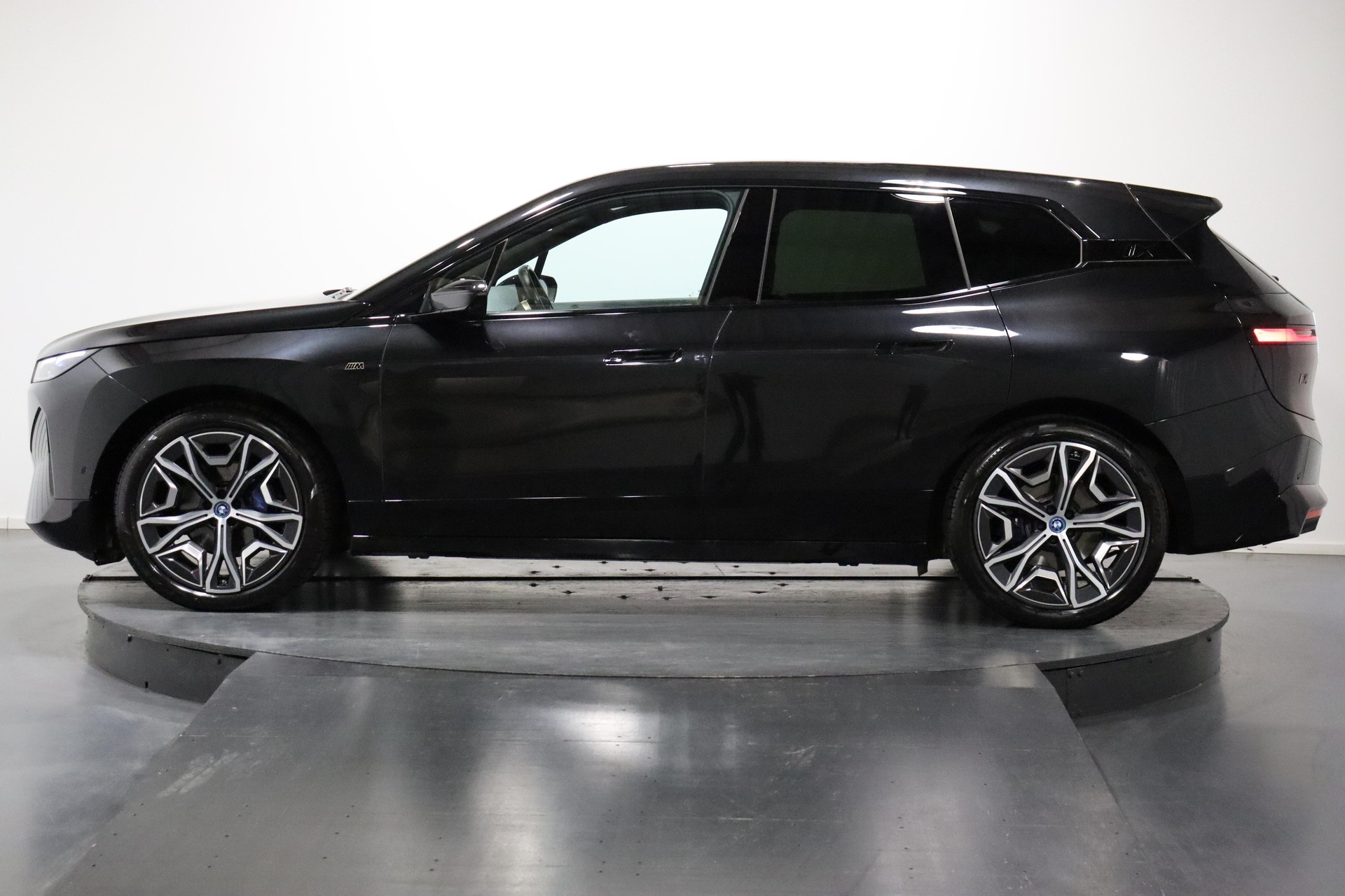 BMW iX M60-showroom-element-1