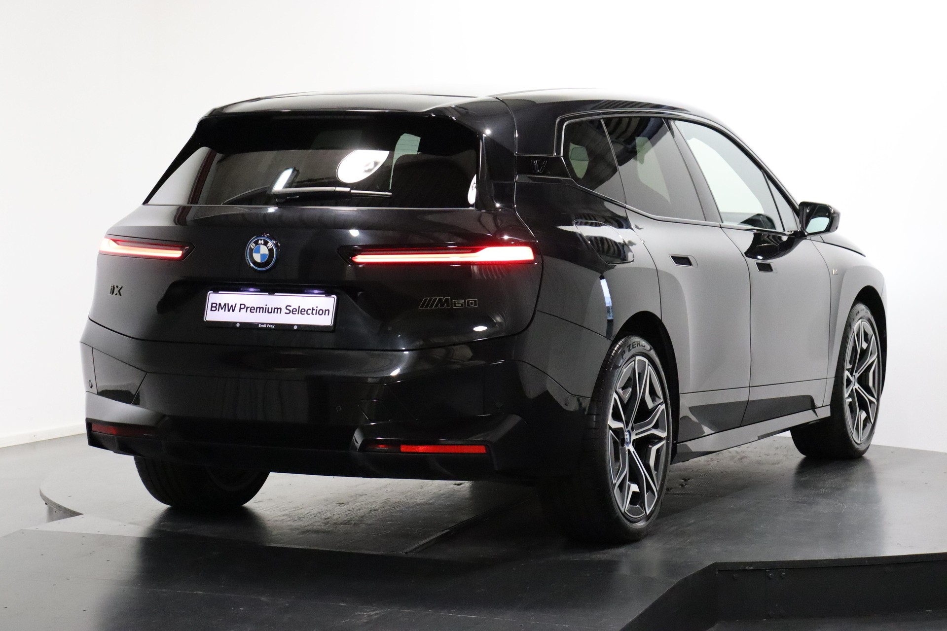 BMW iX M60-showroom-element-3