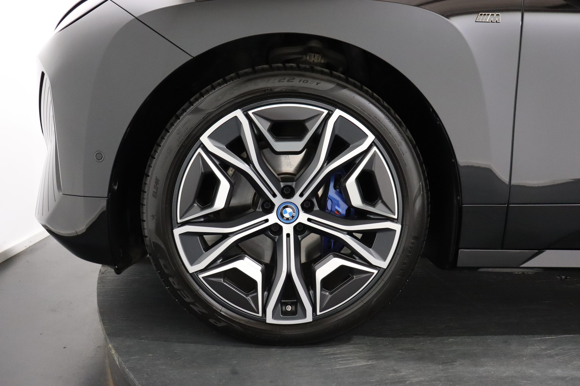 BMW iX M60-image-5