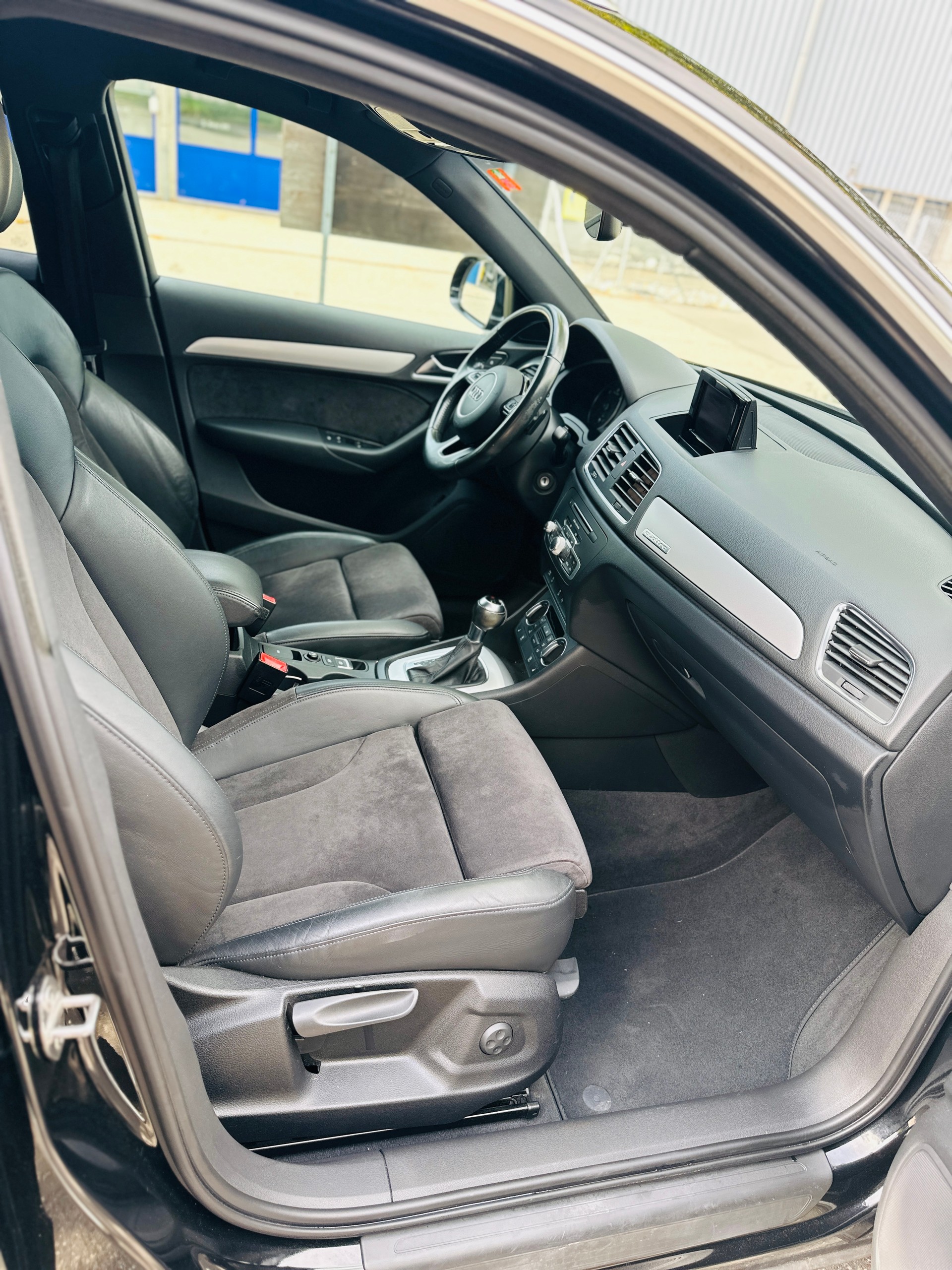 AUDI Q3 2.0 TDI sport quattro-image-14